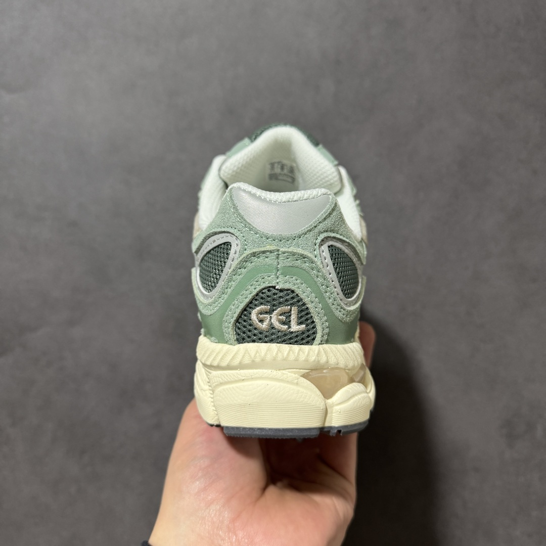 图片[4]-【公司级】AsicsGel-NYC C复古单品 2025年新款 亚瑟士ASICSTIGER 新款休闲鞋 厚底街头运动休闲鞋，ASICS亚瑟士推出全新GEL-NYC，彰显纽约都市活力。这次的新系列融入了多个版本GEL的经典设计风格，广受好评。其设计灵感来源于GEL-NIMBUS 3,GEL-MC PLUS V 和 GEL-CUMULUS 16 这些往日经典鞋款。GEL-NYC使用GEL-CUMULUS 16鞋款的鞋楦设计,展现了独特的现代化美学。鞋底采用了轻质发泡材料,并在后跟和前掌处采用了ASICS亚瑟士核心科技——GEL缓震胶,赋予鞋款强大的缓冲性能,提供了更柔软舒适的穿着体验。而在原有设计的启发之上,此次鞋款采用更贴合当今潮流趋势的材料和创新技术,展现出纽约充满活力的都市精神。 货号：1203A383-302 尺码：36-45-选品中心