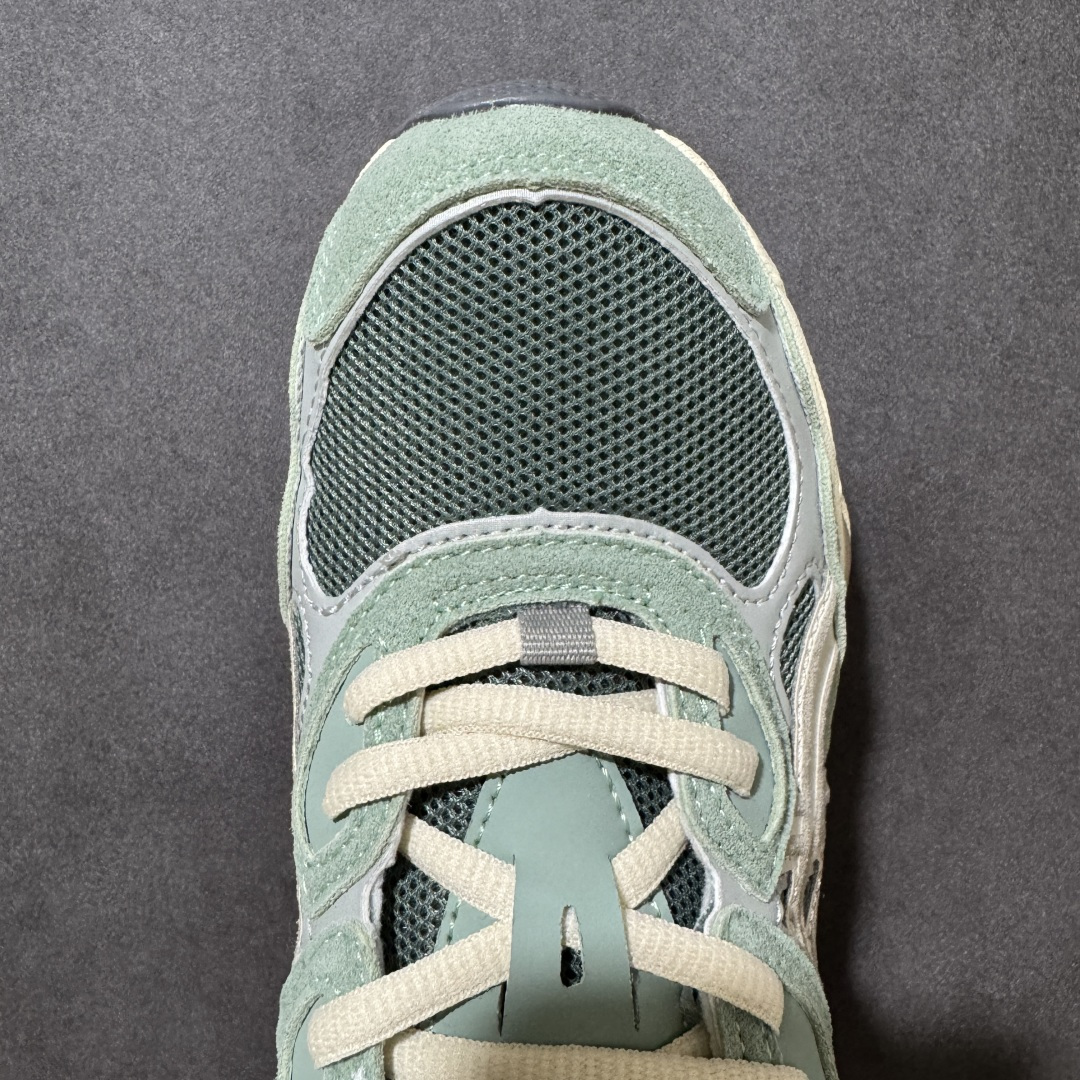 图片[8]-【公司级】AsicsGel-NYC C复古单品 2025年新款 亚瑟士ASICSTIGER 新款休闲鞋 厚底街头运动休闲鞋，ASICS亚瑟士推出全新GEL-NYC，彰显纽约都市活力。这次的新系列融入了多个版本GEL的经典设计风格，广受好评。其设计灵感来源于GEL-NIMBUS 3,GEL-MC PLUS V 和 GEL-CUMULUS 16 这些往日经典鞋款。GEL-NYC使用GEL-CUMULUS 16鞋款的鞋楦设计,展现了独特的现代化美学。鞋底采用了轻质发泡材料,并在后跟和前掌处采用了ASICS亚瑟士核心科技——GEL缓震胶,赋予鞋款强大的缓冲性能,提供了更柔软舒适的穿着体验。而在原有设计的启发之上,此次鞋款采用更贴合当今潮流趋势的材料和创新技术,展现出纽约充满活力的都市精神。 货号：1203A383-302 尺码：36-45-选品中心