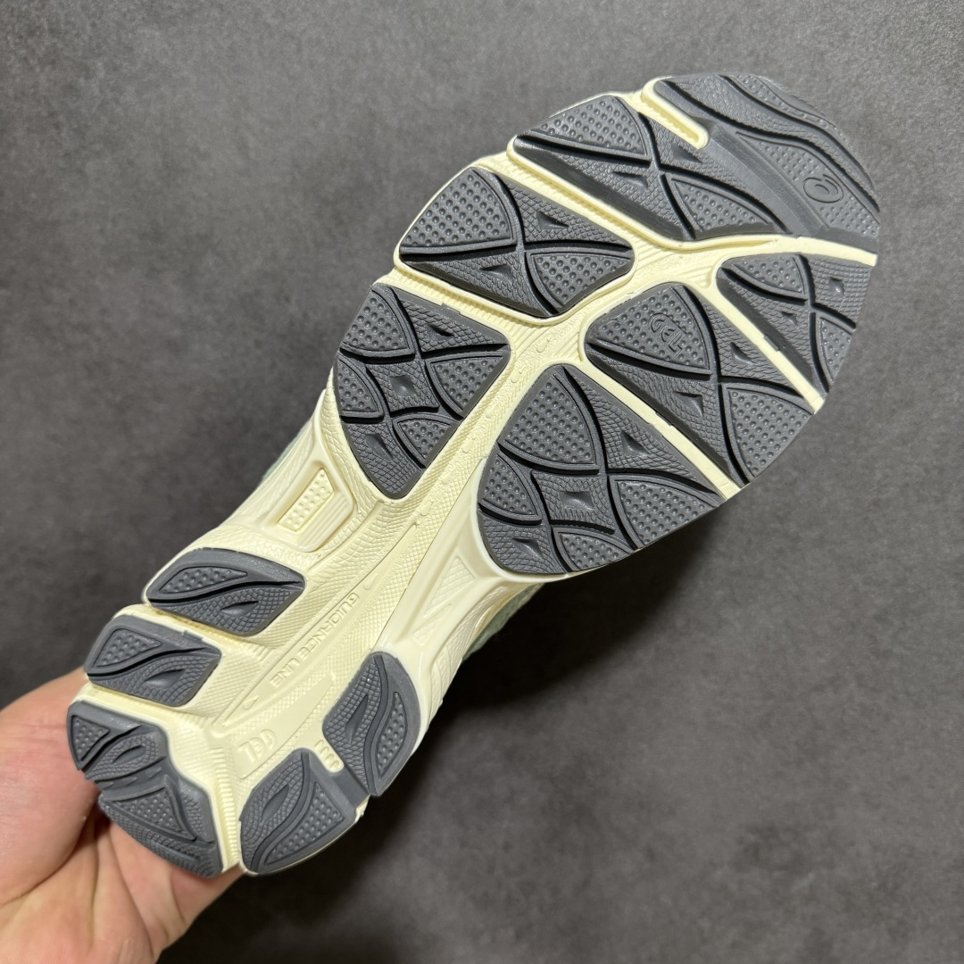 图片[9]-【公司级】AsicsGel-NYC C复古单品 2025年新款 亚瑟士ASICSTIGER 新款休闲鞋 厚底街头运动休闲鞋，ASICS亚瑟士推出全新GEL-NYC，彰显纽约都市活力。这次的新系列融入了多个版本GEL的经典设计风格，广受好评。其设计灵感来源于GEL-NIMBUS 3,GEL-MC PLUS V 和 GEL-CUMULUS 16 这些往日经典鞋款。GEL-NYC使用GEL-CUMULUS 16鞋款的鞋楦设计,展现了独特的现代化美学。鞋底采用了轻质发泡材料,并在后跟和前掌处采用了ASICS亚瑟士核心科技——GEL缓震胶,赋予鞋款强大的缓冲性能,提供了更柔软舒适的穿着体验。而在原有设计的启发之上,此次鞋款采用更贴合当今潮流趋势的材料和创新技术,展现出纽约充满活力的都市精神。 货号：1203A383-302 尺码：36-45-选品中心