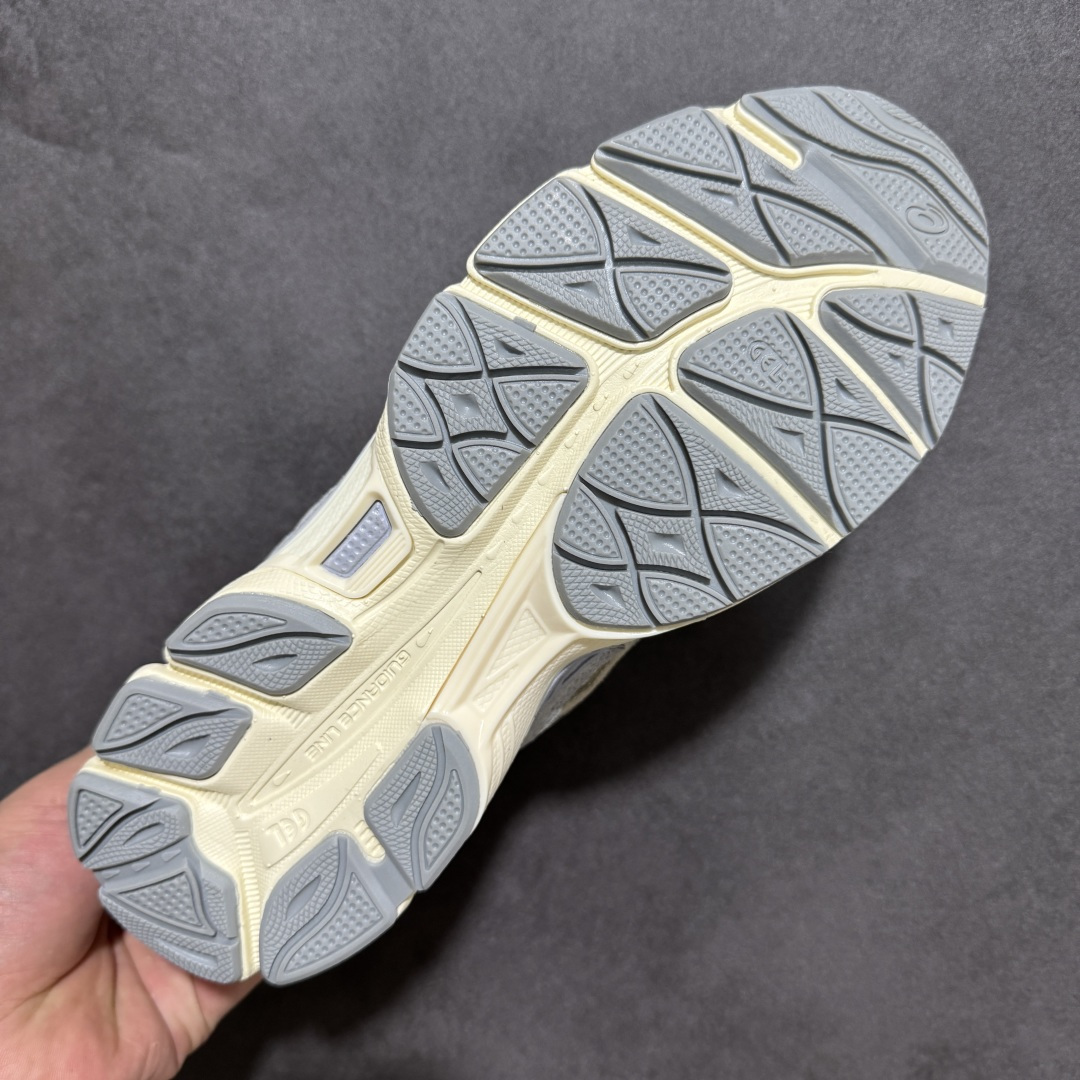 图片[9]-【公司级】AsicsGel-NYC C复古单品 2025年新款 亚瑟士ASICSTIGER 新款休闲鞋 厚底街头运动休闲鞋，ASICS亚瑟士推出全新GEL-NYC，彰显纽约都市活力。这次的新系列融入了多个版本GEL的经典设计风格，广受好评。其设计灵感来源于GEL-NIMBUS 3,GEL-MC PLUS V 和 GEL-CUMULUS 16 这些往日经典鞋款。GEL-NYC使用GEL-CUMULUS 16鞋款的鞋楦设计,展现了独特的现代化美学。鞋底采用了轻质发泡材料,并在后跟和前掌处采用了ASICS亚瑟士核心科技——GEL缓震胶,赋予鞋款强大的缓冲性能,提供了更柔软舒适的穿着体验。而在原有设计的启发之上,此次鞋款采用更贴合当今潮流趋势的材料和创新技术,展现出纽约充满活力的都市精神。 货号：1203A372-600 尺码：36-45-选品中心