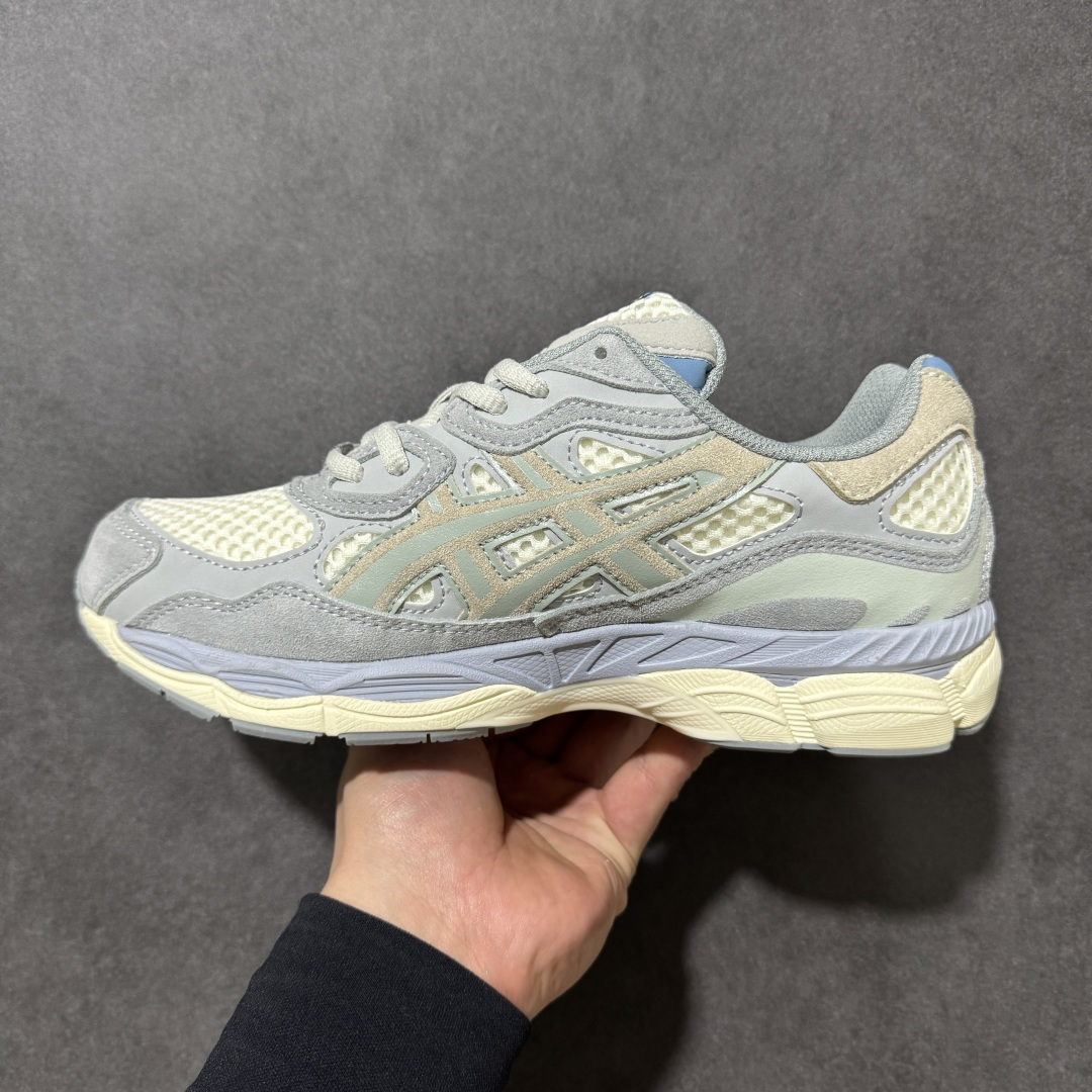 图片[2]-【公司级】AsicsGel-NYC C复古单品 2025年新款 亚瑟士ASICSTIGER 新款休闲鞋 厚底街头运动休闲鞋，ASICS亚瑟士推出全新GEL-NYC，彰显纽约都市活力。这次的新系列融入了多个版本GEL的经典设计风格，广受好评。其设计灵感来源于GEL-NIMBUS 3,GEL-MC PLUS V 和 GEL-CUMULUS 16 这些往日经典鞋款。GEL-NYC使用GEL-CUMULUS 16鞋款的鞋楦设计,展现了独特的现代化美学。鞋底采用了轻质发泡材料,并在后跟和前掌处采用了ASICS亚瑟士核心科技——GEL缓震胶,赋予鞋款强大的缓冲性能,提供了更柔软舒适的穿着体验。而在原有设计的启发之上,此次鞋款采用更贴合当今潮流趋势的材料和创新技术,展现出纽约充满活力的都市精神。 货号：1203A372-600 尺码：36-45-选品中心