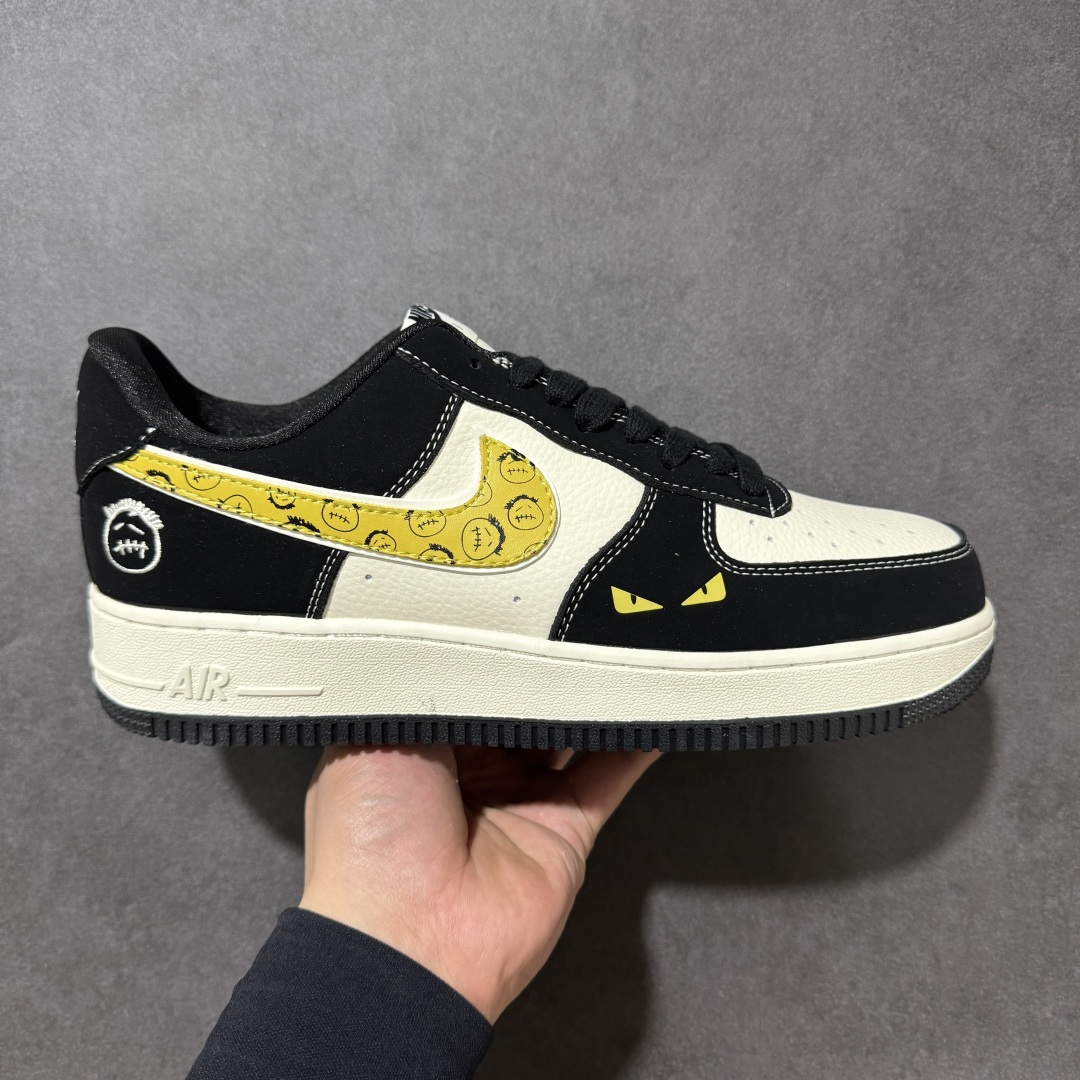 【定制版】鬼脸小怪兽！Nike Air Force 1 Low（芬迪联名）空军一号 爆款高端定制 采用黑白拼接经典又百搭，鞋侧勾采用醒目的黄色，上面印有重复的鬼脸图案，鞋头区域印有一双黄色的“小怪兽”眼睛，整体风格搞怪又充满个性。定制鞋盒 超高清洁度 细节完美 货号：BK1916-006 尺码：36 36.5 37.5 38 38.5 39 40 40.5 41 42 42.5 43 44 44.5 45-选品中心