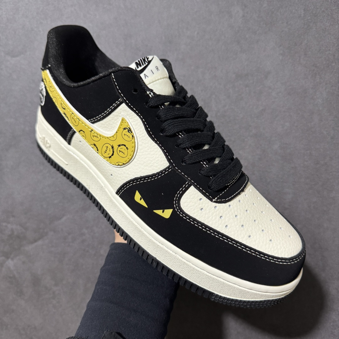 图片[3]-【定制版】鬼脸小怪兽！Nike Air Force 1 Low（芬迪联名）空军一号 爆款高端定制 采用黑白拼接经典又百搭，鞋侧勾采用醒目的黄色，上面印有重复的鬼脸图案，鞋头区域印有一双黄色的“小怪兽”眼睛，整体风格搞怪又充满个性。定制鞋盒 超高清洁度 细节完美 货号：BK1916-006 尺码：36 36.5 37.5 38 38.5 39 40 40.5 41 42 42.5 43 44 44.5 45-选品中心