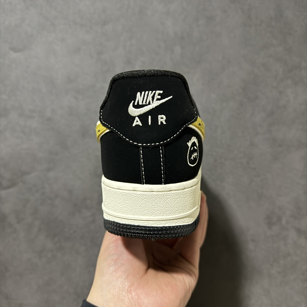 图片[4]-【定制版】鬼脸小怪兽！Nike Air Force 1 Low（芬迪联名）空军一号 爆款高端定制 采用黑白拼接经典又百搭，鞋侧勾采用醒目的黄色，上面印有重复的鬼脸图案，鞋头区域印有一双黄色的“小怪兽”眼睛，整体风格搞怪又充满个性。定制鞋盒 超高清洁度 细节完美 货号：BK1916-006 尺码：36 36.5 37.5 38 38.5 39 40 40.5 41 42 42.5 43 44 44.5 45-选品中心