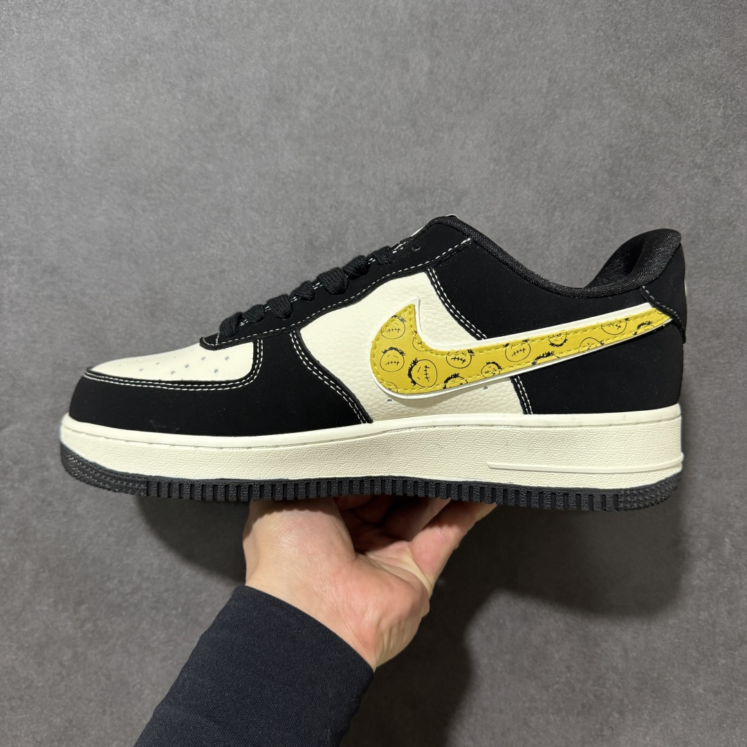 图片[2]-【定制版】鬼脸小怪兽！Nike Air Force 1 Low（芬迪联名）空军一号 爆款高端定制 采用黑白拼接经典又百搭，鞋侧勾采用醒目的黄色，上面印有重复的鬼脸图案，鞋头区域印有一双黄色的“小怪兽”眼睛，整体风格搞怪又充满个性。定制鞋盒 超高清洁度 细节完美 货号：BK1916-006 尺码：36 36.5 37.5 38 38.5 39 40 40.5 41 42 42.5 43 44 44.5 45-选品中心