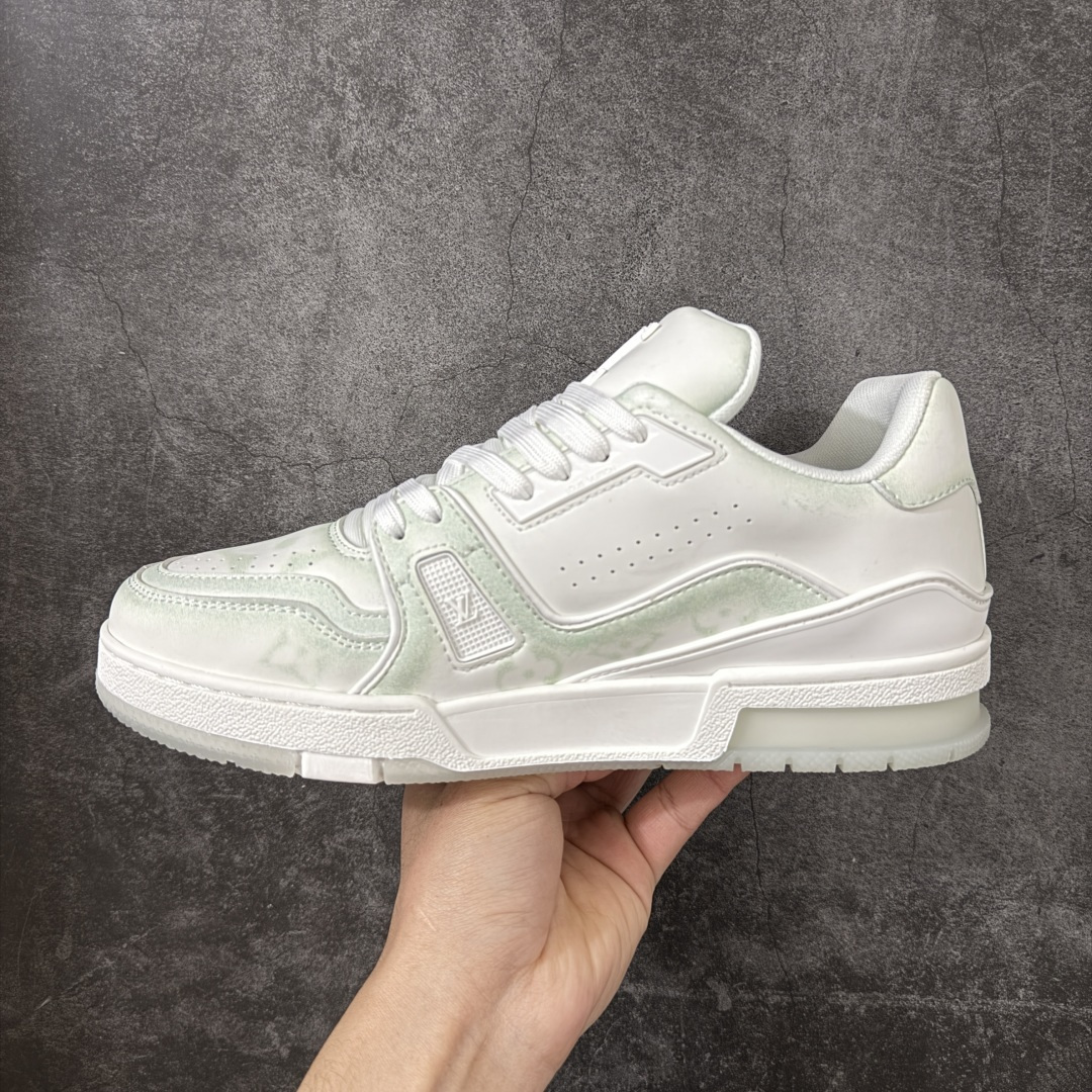 图片[2]-【莞产礼盒版本】LV Louis Vuitton Trainer 限定联名 休闲板鞋 代购级别 ZP级全套包装 原版购入历时近两个月开发打造！ 经典多拼色超好看 原版完美楦型 调试了两个月 鞋面独家订制压纹粒面小牛皮 大底TPU、模具费2w+ 质感媲美原版 垫脚聚米微料加透气英伦网布 细节原版一致 ❗️请注意区分市面通货材料 版型 包装配件 尺码： 35-45-选品中心