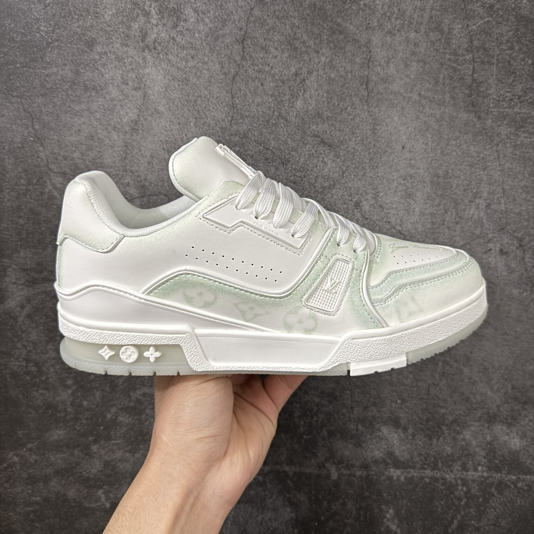 【莞产礼盒版本】LV Louis Vuitton Trainer 限定联名 休闲板鞋 代购级别 ZP级全套包装 原版购入历时近两个月开发打造！ 经典多拼色超好看 原版完美楦型 调试了两个月 鞋面独家订制压纹粒面小牛皮 大底TPU、模具费2w+ 质感媲美原版 垫脚聚米微料加透气英伦网布 细节原版一致 ❗️请注意区分市面通货材料 版型 包装配件 尺码： 35-45-选品中心