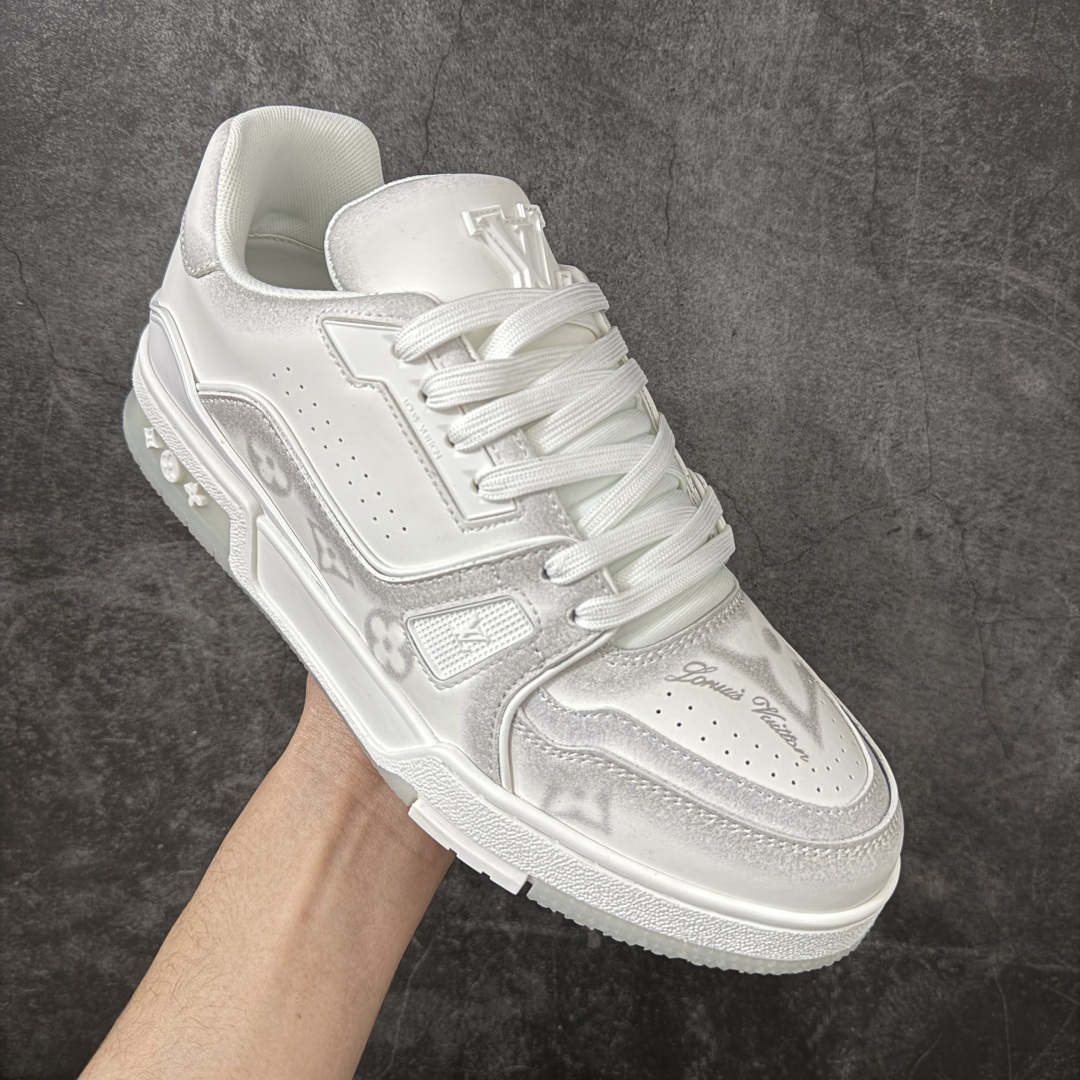 图片[3]-【莞产礼盒版本】LV Louis Vuitton Trainer 限定联名 休闲板鞋 代购级别 ZP级全套包装 原版购入历时近两个月开发打造！ 经典多拼色超好看 原版完美楦型 调试了两个月 鞋面独家订制压纹粒面小牛皮 大底TPU、模具费2w+ 质感媲美原版 垫脚聚米微料加透气英伦网布 细节原版一致 ❗️请注意区分市面通货材料 版型 包装配件 尺码： 35-45-选品中心