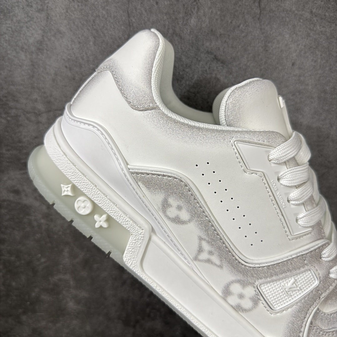 图片[7]-【莞产礼盒版本】LV Louis Vuitton Trainer 限定联名 休闲板鞋 代购级别 ZP级全套包装 原版购入历时近两个月开发打造！ 经典多拼色超好看 原版完美楦型 调试了两个月 鞋面独家订制压纹粒面小牛皮 大底TPU、模具费2w+ 质感媲美原版 垫脚聚米微料加透气英伦网布 细节原版一致 ❗️请注意区分市面通货材料 版型 包装配件 尺码： 35-45-选品中心