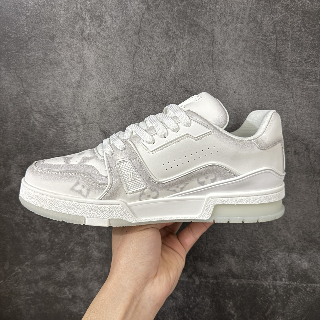 图片[2]-【莞产礼盒版本】LV Louis Vuitton Trainer 限定联名 休闲板鞋 代购级别 ZP级全套包装 原版购入历时近两个月开发打造！ 经典多拼色超好看 原版完美楦型 调试了两个月 鞋面独家订制压纹粒面小牛皮 大底TPU、模具费2w+ 质感媲美原版 垫脚聚米微料加透气英伦网布 细节原版一致 ❗️请注意区分市面通货材料 版型 包装配件 尺码： 35-45-选品中心