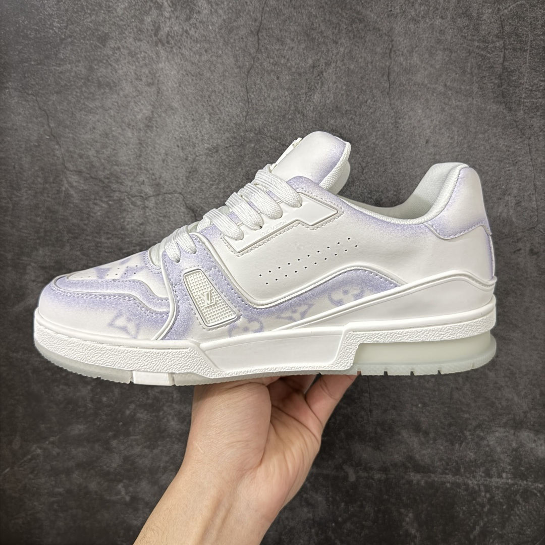 图片[2]-【莞产礼盒版本】LV Louis Vuitton Trainer 限定联名 休闲板鞋 代购级别 ZP级全套包装 原版购入历时近两个月开发打造！ 经典多拼色超好看 原版完美楦型 调试了两个月 鞋面独家订制压纹粒面小牛皮 大底TPU、模具费2w+ 质感媲美原版 垫脚聚米微料加透气英伦网布 细节原版一致 ❗️请注意区分市面通货材料 版型 包装配件 尺码： 35-45-选品中心