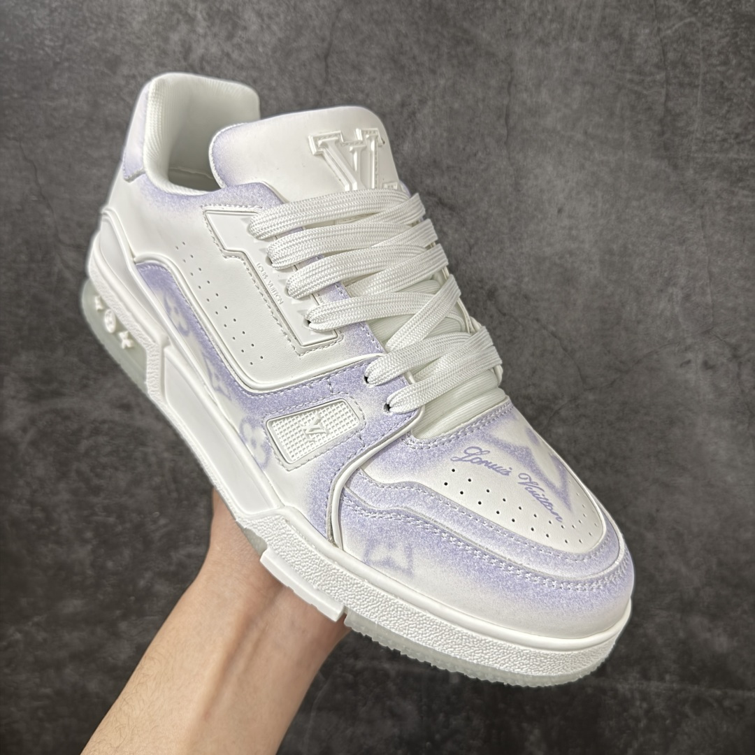 图片[3]-【莞产礼盒版本】LV Louis Vuitton Trainer 限定联名 休闲板鞋 代购级别 ZP级全套包装 原版购入历时近两个月开发打造！ 经典多拼色超好看 原版完美楦型 调试了两个月 鞋面独家订制压纹粒面小牛皮 大底TPU、模具费2w+ 质感媲美原版 垫脚聚米微料加透气英伦网布 细节原版一致 ❗️请注意区分市面通货材料 版型 包装配件 尺码： 35-45-选品中心