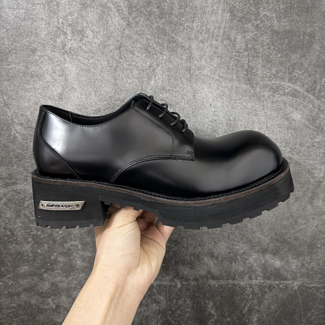 【莞产G版】法国高端奢侈品牌-巴黎世家BALENCIAGA真皮后跟德比休闲皮鞋 油亮牛皮马丁靴 广东原产 全套代购包装及配件 采用进口牛皮革鞋面材质 内嵌小牛真皮贴附加厚PU缓震乳胶鞋垫 原比值开发胎纹面粗齿橡胶大底❗️ 尺码：39-45(比运动鞋偏大一码!!)-选品中心