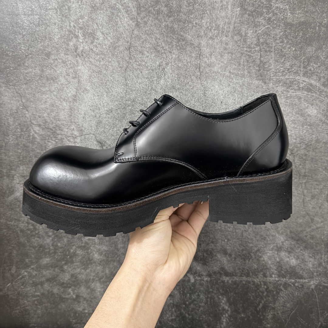 图片[2]-【莞产G版】法国高端奢侈品牌-巴黎世家BALENCIAGA真皮后跟德比休闲皮鞋 油亮牛皮马丁靴 广东原产 全套代购包装及配件 采用进口牛皮革鞋面材质 内嵌小牛真皮贴附加厚PU缓震乳胶鞋垫 原比值开发胎纹面粗齿橡胶大底❗️ 尺码：39-45(比运动鞋偏大一码!!)-选品中心