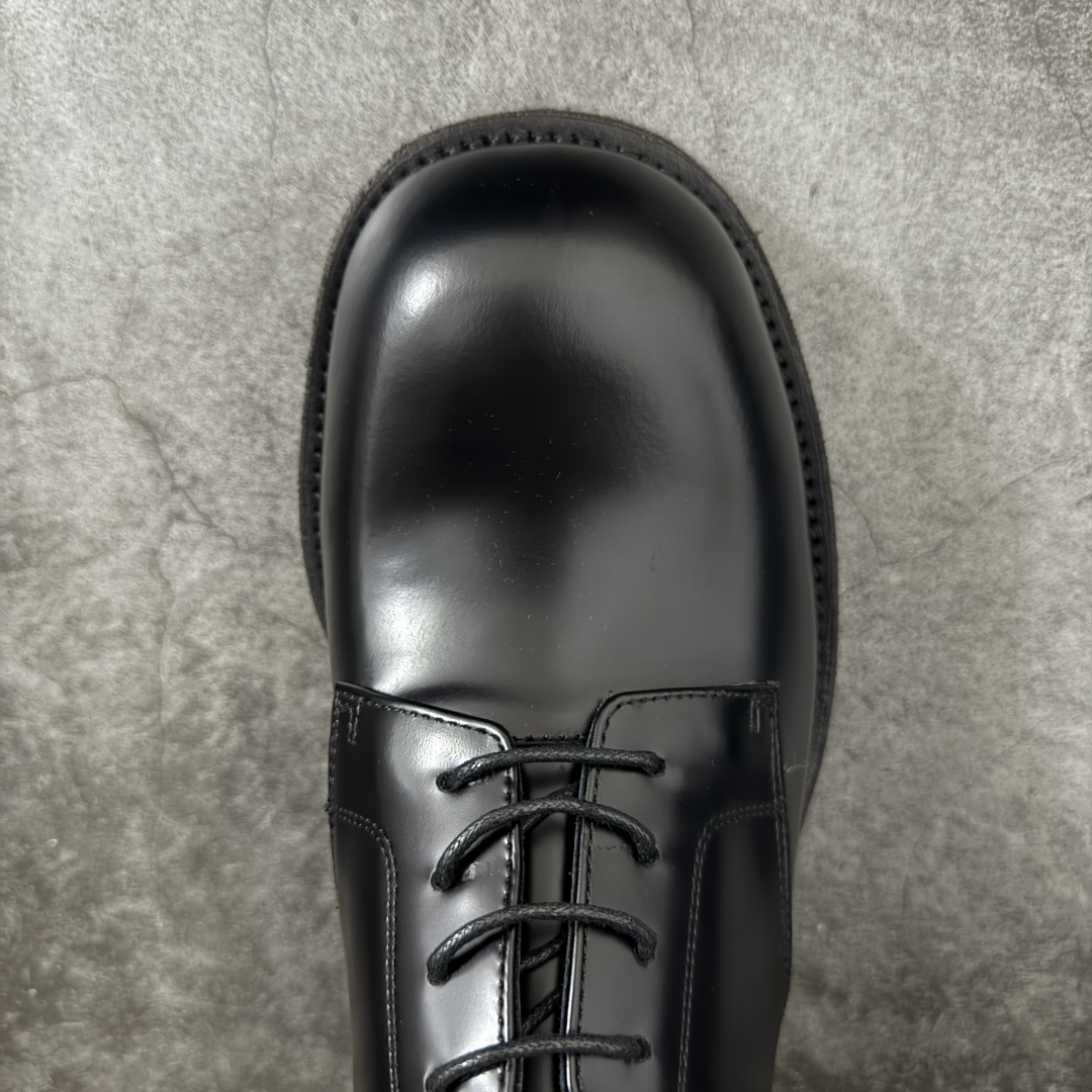 图片[5]-【莞产G版】法国高端奢侈品牌-巴黎世家BALENCIAGA真皮后跟德比休闲皮鞋 油亮牛皮马丁靴 广东原产 全套代购包装及配件 采用进口牛皮革鞋面材质 内嵌小牛真皮贴附加厚PU缓震乳胶鞋垫 原比值开发胎纹面粗齿橡胶大底❗️ 尺码：39-45(比运动鞋偏大一码!!)-选品中心