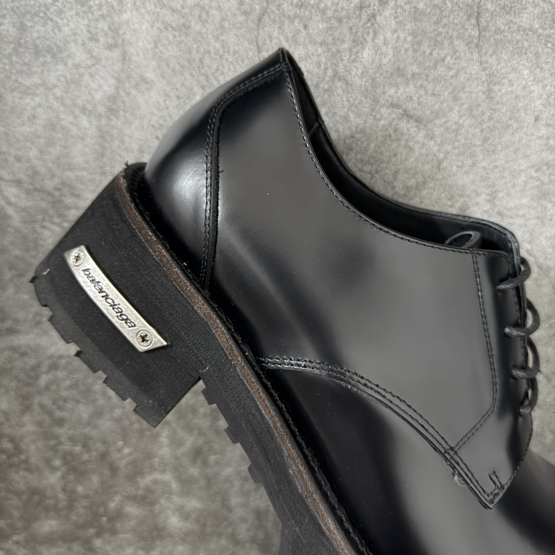 图片[7]-【莞产G版】法国高端奢侈品牌-巴黎世家BALENCIAGA真皮后跟德比休闲皮鞋 油亮牛皮马丁靴 广东原产 全套代购包装及配件 采用进口牛皮革鞋面材质 内嵌小牛真皮贴附加厚PU缓震乳胶鞋垫 原比值开发胎纹面粗齿橡胶大底❗️ 尺码：39-45(比运动鞋偏大一码!!)-选品中心