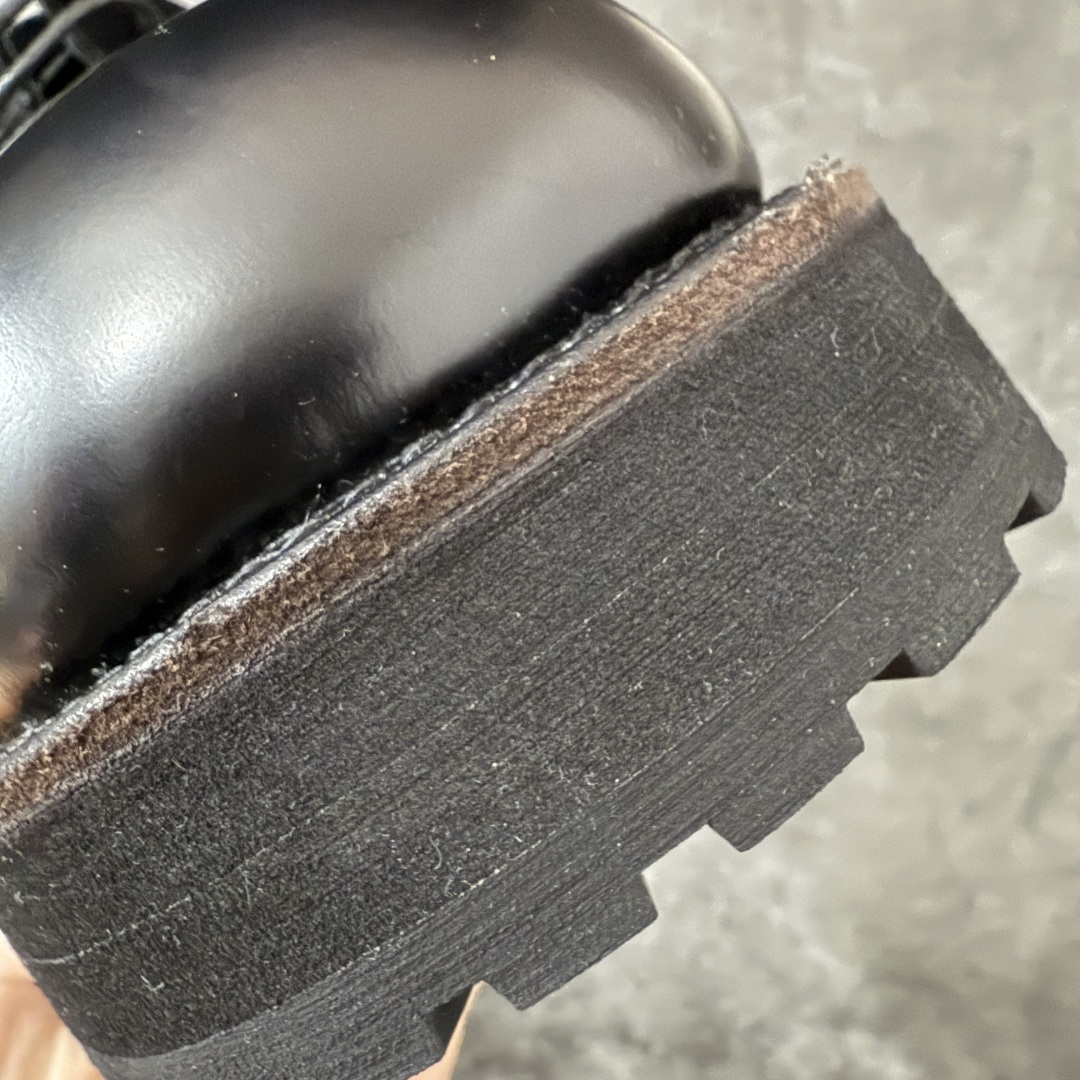 图片[6]-【莞产G版】法国高端奢侈品牌-巴黎世家BALENCIAGA真皮后跟德比休闲皮鞋 油亮牛皮马丁靴 广东原产 全套代购包装及配件 采用进口牛皮革鞋面材质 内嵌小牛真皮贴附加厚PU缓震乳胶鞋垫 原比值开发胎纹面粗齿橡胶大底❗️ 尺码：39-45(比运动鞋偏大一码!!)-选品中心