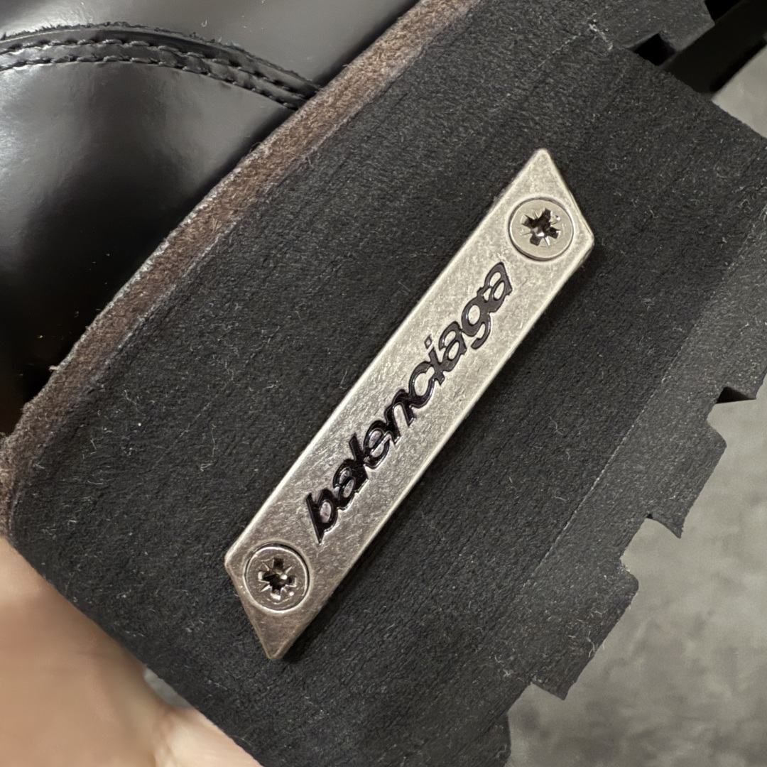 图片[3]-【莞产G版】法国高端奢侈品牌-巴黎世家BALENCIAGA真皮后跟德比休闲皮鞋 油亮牛皮马丁靴 广东原产 全套代购包装及配件 采用进口牛皮革鞋面材质 内嵌小牛真皮贴附加厚PU缓震乳胶鞋垫 原比值开发胎纹面粗齿橡胶大底❗️ 尺码：39-45(比运动鞋偏大一码!!)-选品中心