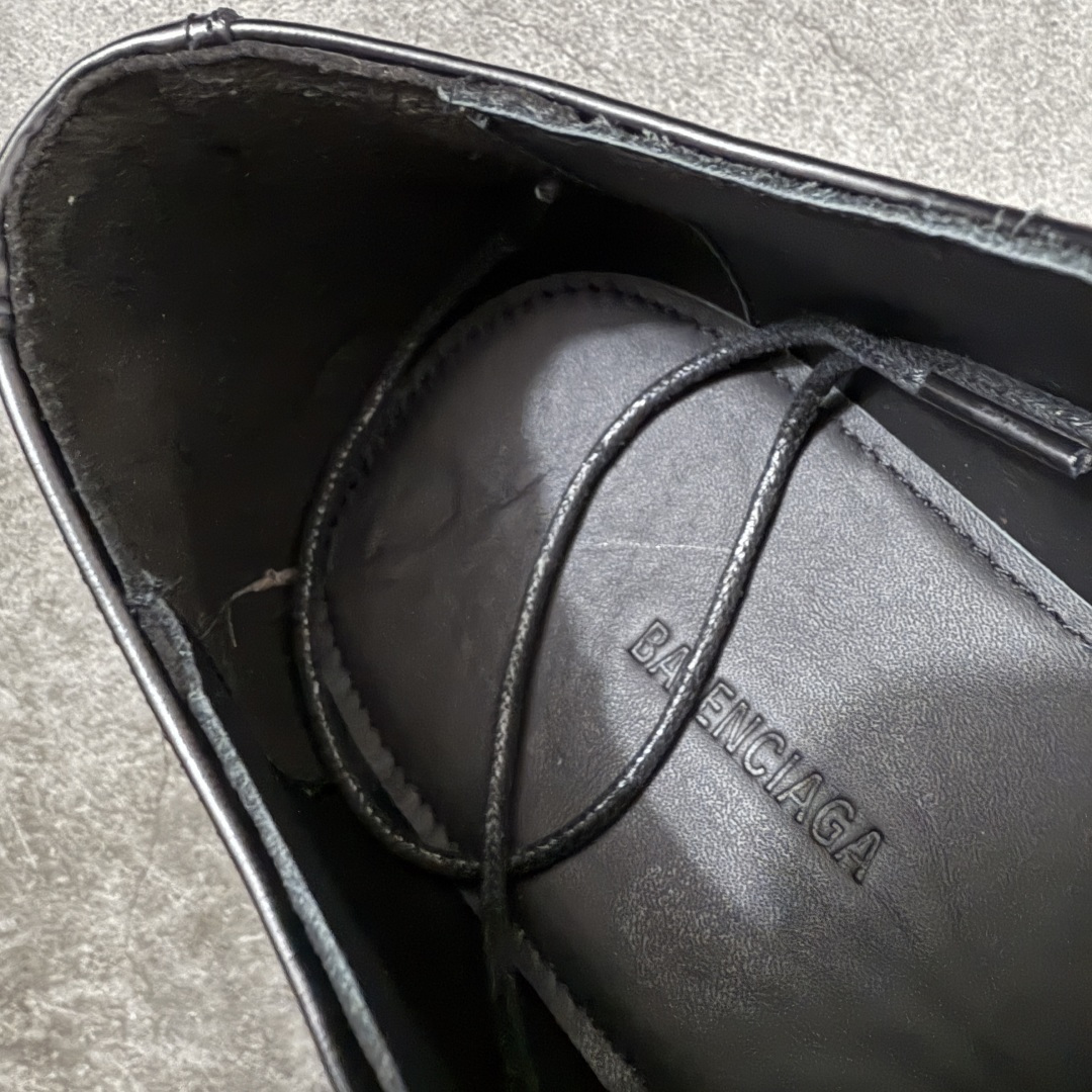 图片[7]-【莞产G版】法国高端奢侈品牌-巴黎世家BALENCIAGA真皮后跟德比休闲皮鞋 油亮牛皮马丁靴 广东原产 全套代购包装及配件 采用进口牛皮革鞋面材质 内嵌小牛真皮贴附加厚PU缓震乳胶鞋垫 原比值开发胎纹面粗齿橡胶大底❗️ 尺码：39-45(比运动鞋偏大一码!!)-选品中心