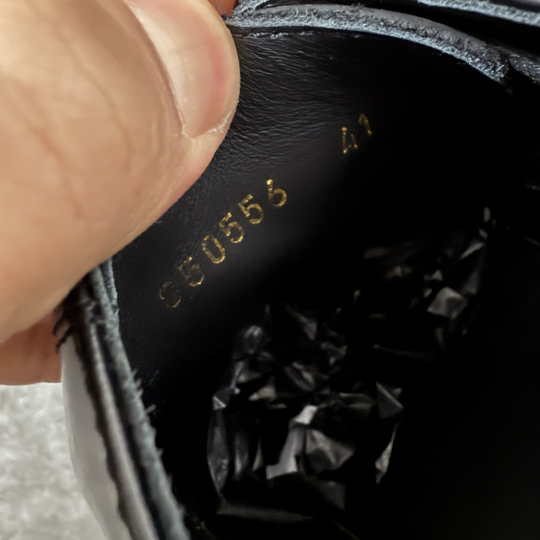 图片[8]-【莞产G版】法国高端奢侈品牌-巴黎世家BALENCIAGA真皮后跟德比休闲皮鞋 油亮牛皮马丁靴 广东原产 全套代购包装及配件 采用进口牛皮革鞋面材质 内嵌小牛真皮贴附加厚PU缓震乳胶鞋垫 原比值开发胎纹面粗齿橡胶大底❗️ 尺码：39-45(比运动鞋偏大一码!!)-选品中心