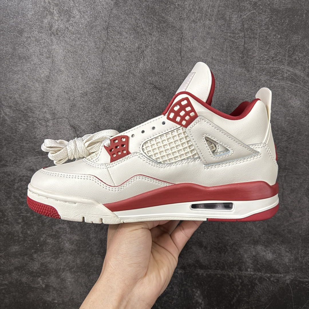 图片[2]-【DT纯原版】Air Jordan 4 Retro \”Valentine\’s Day\” AJ4 乔丹4代红色情人节 货号：HV0823-108 大厂出品 原厂原材料打造 市场天花板级别货品 欢迎对比品鉴‼️ 鞋身整体以米白色皮革为主，搭配米白色的鞋带，让鞋子看起来更有整体感。鞋侧身米白色格网透出米白色内层，鞋舌顶端米白的标签，以红色Jumpman Logoo以及Flight刺绣字样，彰显球鞋身份；鞋带孔部位的TPU装饰采用红色呈现，更具细节感。鞋帮部分和后跟位置的提环使用米白色TPU材质，给鞋身带来更多色彩层次感；最特别的地方还是鞋舌内侧和鞋垫上，加入了口红唇印图案，进一步烘托情人节的甜蜜气氛。后跟及外底Jumpman Loggo均采用红色点缀，中底使用红色妆点，复古米白色橡胶外底的设计，最后以搭载有开窗式Air Sole气垫的中底进行收尾。 货号：HV0823-108 尺码： 40 40.5 41 42 42.5 43 44 44.5 45 46 47.5-选品中心