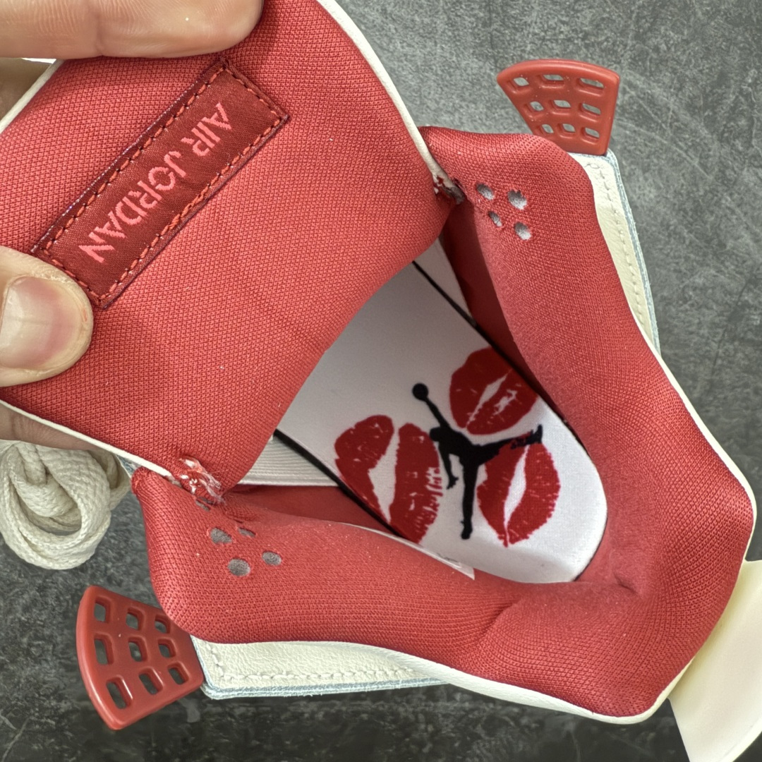 图片[7]-【DT纯原版】Air Jordan 4 Retro \”Valentine\’s Day\” AJ4 乔丹4代红色情人节 货号：HV0823-108 大厂出品 原厂原材料打造 市场天花板级别货品 欢迎对比品鉴‼️ 鞋身整体以米白色皮革为主，搭配米白色的鞋带，让鞋子看起来更有整体感。鞋侧身米白色格网透出米白色内层，鞋舌顶端米白的标签，以红色Jumpman Logoo以及Flight刺绣字样，彰显球鞋身份；鞋带孔部位的TPU装饰采用红色呈现，更具细节感。鞋帮部分和后跟位置的提环使用米白色TPU材质，给鞋身带来更多色彩层次感；最特别的地方还是鞋舌内侧和鞋垫上，加入了口红唇印图案，进一步烘托情人节的甜蜜气氛。后跟及外底Jumpman Loggo均采用红色点缀，中底使用红色妆点，复古米白色橡胶外底的设计，最后以搭载有开窗式Air Sole气垫的中底进行收尾。 货号：HV0823-108 尺码： 40 40.5 41 42 42.5 43 44 44.5 45 46 47.5-选品中心