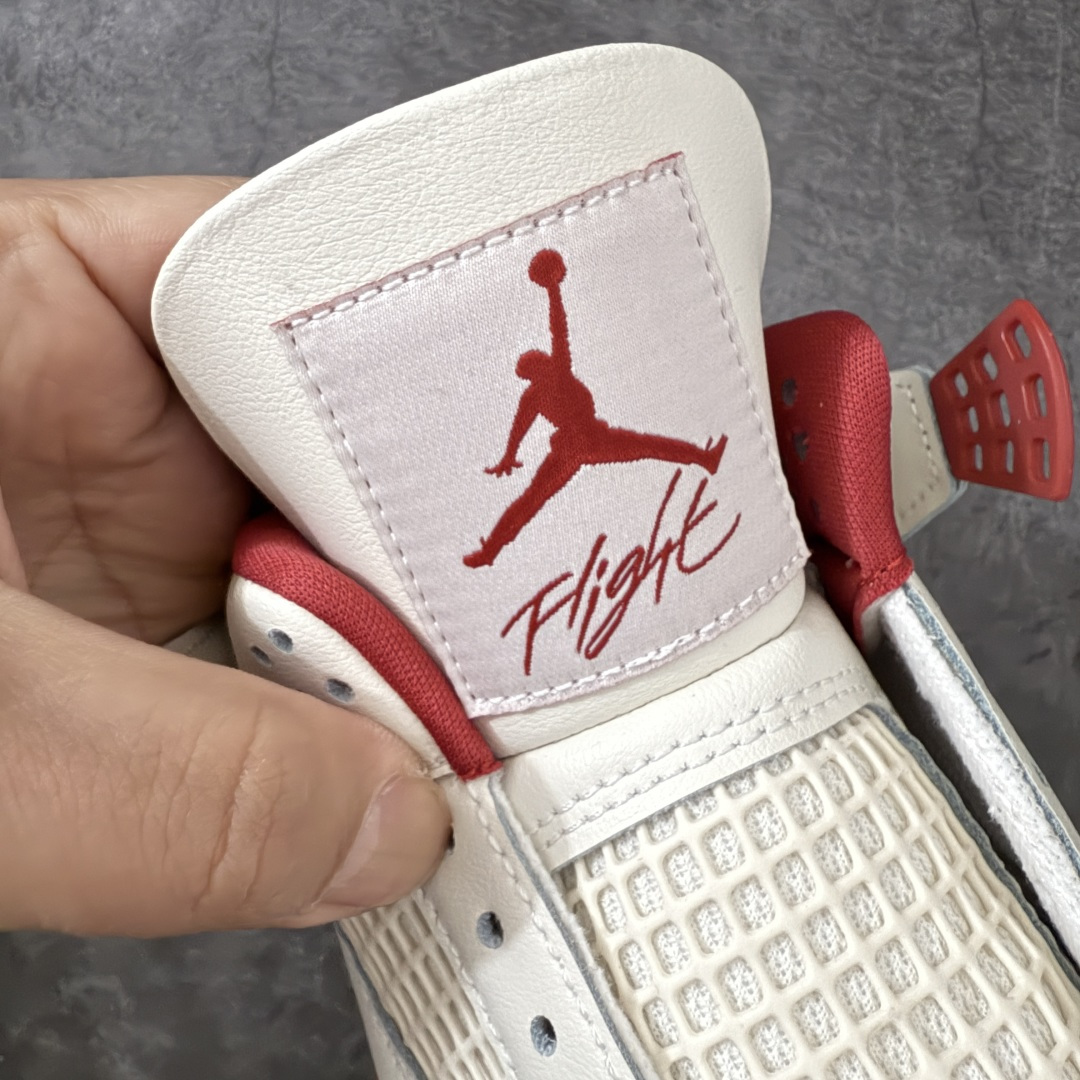 图片[6]-【DT纯原版】Air Jordan 4 Retro \”Valentine\’s Day\” AJ4 乔丹4代红色情人节 货号：HV0823-108 大厂出品 原厂原材料打造 市场天花板级别货品 欢迎对比品鉴‼️ 鞋身整体以米白色皮革为主，搭配米白色的鞋带，让鞋子看起来更有整体感。鞋侧身米白色格网透出米白色内层，鞋舌顶端米白的标签，以红色Jumpman Logoo以及Flight刺绣字样，彰显球鞋身份；鞋带孔部位的TPU装饰采用红色呈现，更具细节感。鞋帮部分和后跟位置的提环使用米白色TPU材质，给鞋身带来更多色彩层次感；最特别的地方还是鞋舌内侧和鞋垫上，加入了口红唇印图案，进一步烘托情人节的甜蜜气氛。后跟及外底Jumpman Loggo均采用红色点缀，中底使用红色妆点，复古米白色橡胶外底的设计，最后以搭载有开窗式Air Sole气垫的中底进行收尾。 货号：HV0823-108 尺码： 40 40.5 41 42 42.5 43 44 44.5 45 46 47.5-选品中心