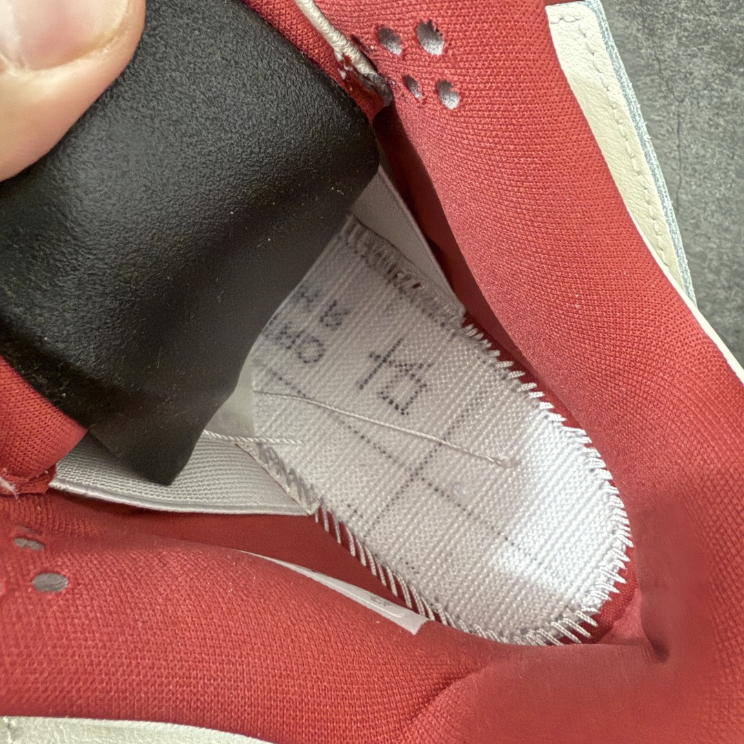 图片[8]-【DT纯原版】Air Jordan 4 Retro \”Valentine\’s Day\” AJ4 乔丹4代红色情人节 货号：HV0823-108 大厂出品 原厂原材料打造 市场天花板级别货品 欢迎对比品鉴‼️ 鞋身整体以米白色皮革为主，搭配米白色的鞋带，让鞋子看起来更有整体感。鞋侧身米白色格网透出米白色内层，鞋舌顶端米白的标签，以红色Jumpman Logoo以及Flight刺绣字样，彰显球鞋身份；鞋带孔部位的TPU装饰采用红色呈现，更具细节感。鞋帮部分和后跟位置的提环使用米白色TPU材质，给鞋身带来更多色彩层次感；最特别的地方还是鞋舌内侧和鞋垫上，加入了口红唇印图案，进一步烘托情人节的甜蜜气氛。后跟及外底Jumpman Loggo均采用红色点缀，中底使用红色妆点，复古米白色橡胶外底的设计，最后以搭载有开窗式Air Sole气垫的中底进行收尾。 货号：HV0823-108 尺码： 40 40.5 41 42 42.5 43 44 44.5 45 46 47.5-选品中心