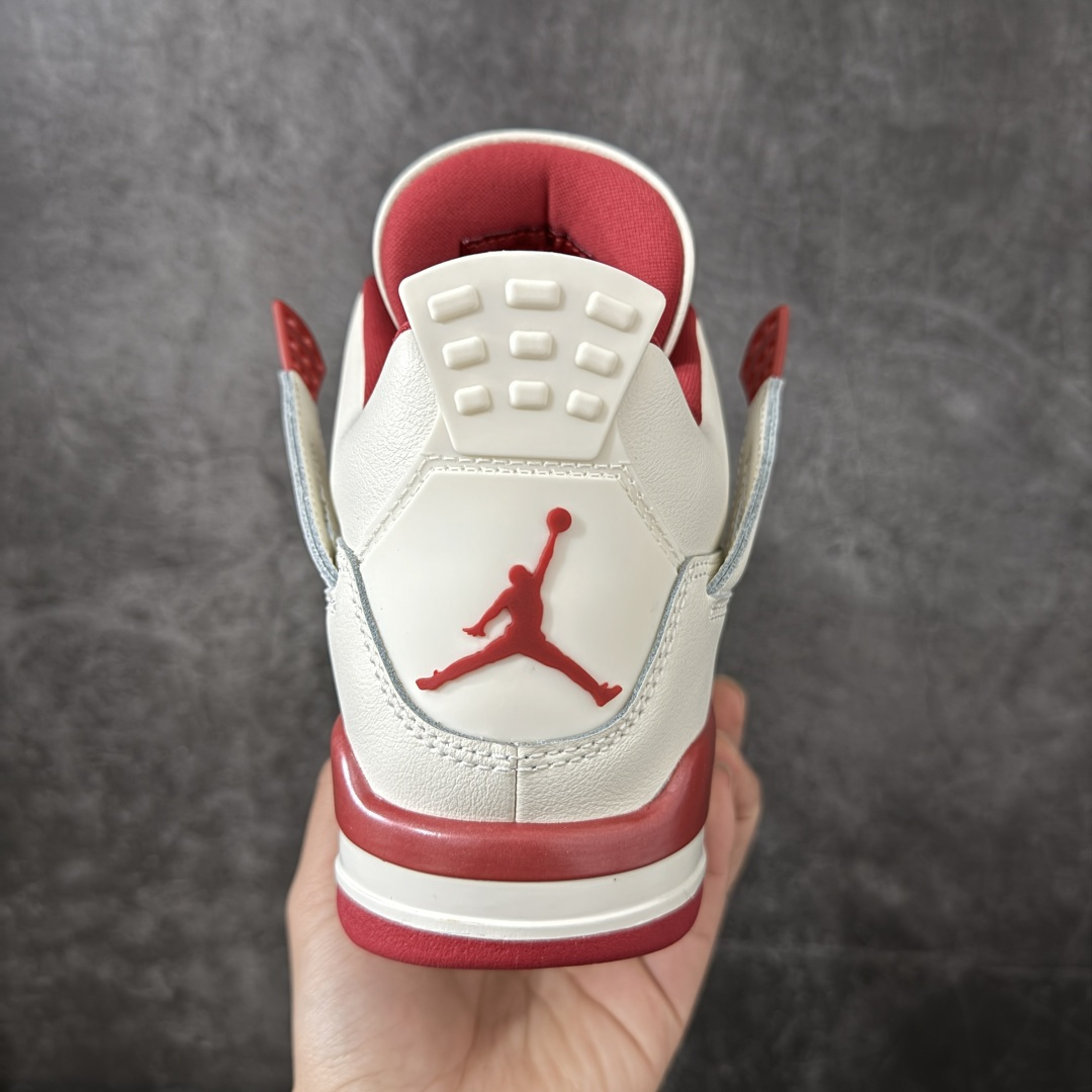 图片[4]-【DT纯原版】Air Jordan 4 Retro \”Valentine\’s Day\” AJ4 乔丹4代红色情人节 货号：HV0823-108 大厂出品 原厂原材料打造 市场天花板级别货品 欢迎对比品鉴‼️ 鞋身整体以米白色皮革为主，搭配米白色的鞋带，让鞋子看起来更有整体感。鞋侧身米白色格网透出米白色内层，鞋舌顶端米白的标签，以红色Jumpman Logoo以及Flight刺绣字样，彰显球鞋身份；鞋带孔部位的TPU装饰采用红色呈现，更具细节感。鞋帮部分和后跟位置的提环使用米白色TPU材质，给鞋身带来更多色彩层次感；最特别的地方还是鞋舌内侧和鞋垫上，加入了口红唇印图案，进一步烘托情人节的甜蜜气氛。后跟及外底Jumpman Loggo均采用红色点缀，中底使用红色妆点，复古米白色橡胶外底的设计，最后以搭载有开窗式Air Sole气垫的中底进行收尾。 货号：HV0823-108 尺码： 40 40.5 41 42 42.5 43 44 44.5 45 46 47.5-选品中心