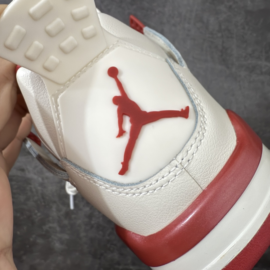 图片[2]-【DT纯原版】Air Jordan 4 Retro \”Valentine\’s Day\” AJ4 乔丹4代红色情人节 货号：HV0823-108 大厂出品 原厂原材料打造 市场天花板级别货品 欢迎对比品鉴‼️ 鞋身整体以米白色皮革为主，搭配米白色的鞋带，让鞋子看起来更有整体感。鞋侧身米白色格网透出米白色内层，鞋舌顶端米白的标签，以红色Jumpman Logoo以及Flight刺绣字样，彰显球鞋身份；鞋带孔部位的TPU装饰采用红色呈现，更具细节感。鞋帮部分和后跟位置的提环使用米白色TPU材质，给鞋身带来更多色彩层次感；最特别的地方还是鞋舌内侧和鞋垫上，加入了口红唇印图案，进一步烘托情人节的甜蜜气氛。后跟及外底Jumpman Loggo均采用红色点缀，中底使用红色妆点，复古米白色橡胶外底的设计，最后以搭载有开窗式Air Sole气垫的中底进行收尾。 货号：HV0823-108 尺码： 40 40.5 41 42 42.5 43 44 44.5 45 46 47.5-选品中心