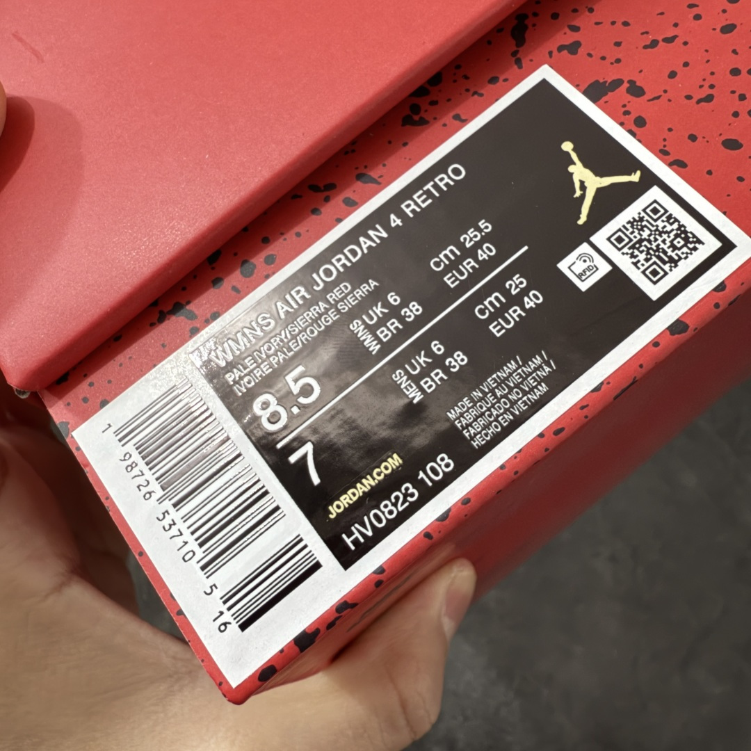 图片[9]-【DT纯原版】Air Jordan 4 Retro \”Valentine\’s Day\” AJ4 乔丹4代红色情人节 货号：HV0823-108 大厂出品 原厂原材料打造 市场天花板级别货品 欢迎对比品鉴‼️ 鞋身整体以米白色皮革为主，搭配米白色的鞋带，让鞋子看起来更有整体感。鞋侧身米白色格网透出米白色内层，鞋舌顶端米白的标签，以红色Jumpman Logoo以及Flight刺绣字样，彰显球鞋身份；鞋带孔部位的TPU装饰采用红色呈现，更具细节感。鞋帮部分和后跟位置的提环使用米白色TPU材质，给鞋身带来更多色彩层次感；最特别的地方还是鞋舌内侧和鞋垫上，加入了口红唇印图案，进一步烘托情人节的甜蜜气氛。后跟及外底Jumpman Loggo均采用红色点缀，中底使用红色妆点，复古米白色橡胶外底的设计，最后以搭载有开窗式Air Sole气垫的中底进行收尾。 货号：HV0823-108 尺码： 40 40.5 41 42 42.5 43 44 44.5 45 46 47.5-选品中心