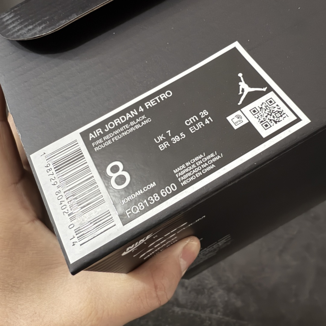 图片[9]-【KZ纯原版】Air Jordan 4 Retro AJ4 2026复刻公牛红黑 FQ8138-600 原汁原味完美呈现四代版型 一比一鞋头弧度高度趴度鞋身弧度 原厂麂皮绒皮料材质 数据细节工艺流程均保持公司一致 细节品控鞋型随意秒杀市面版本 原厂TPU网格鞋带扣 正确内里网布 菱角分明不变形无多余毛边 柔软性质感一致于原鞋 原厂织唛标 原厂飞人电绣工艺 独家绑鞋带手法 印刷中底布 四线拉帮 米色美纹纸贴合固定 进口港宝加持 后跟自然饱满 全鞋荧光划线卡点 追求极致完美 每一双都是工艺品 多重QC质检 超越公司货的品控标准 实实在在的免检产品 尺码：36-48.5-选品中心