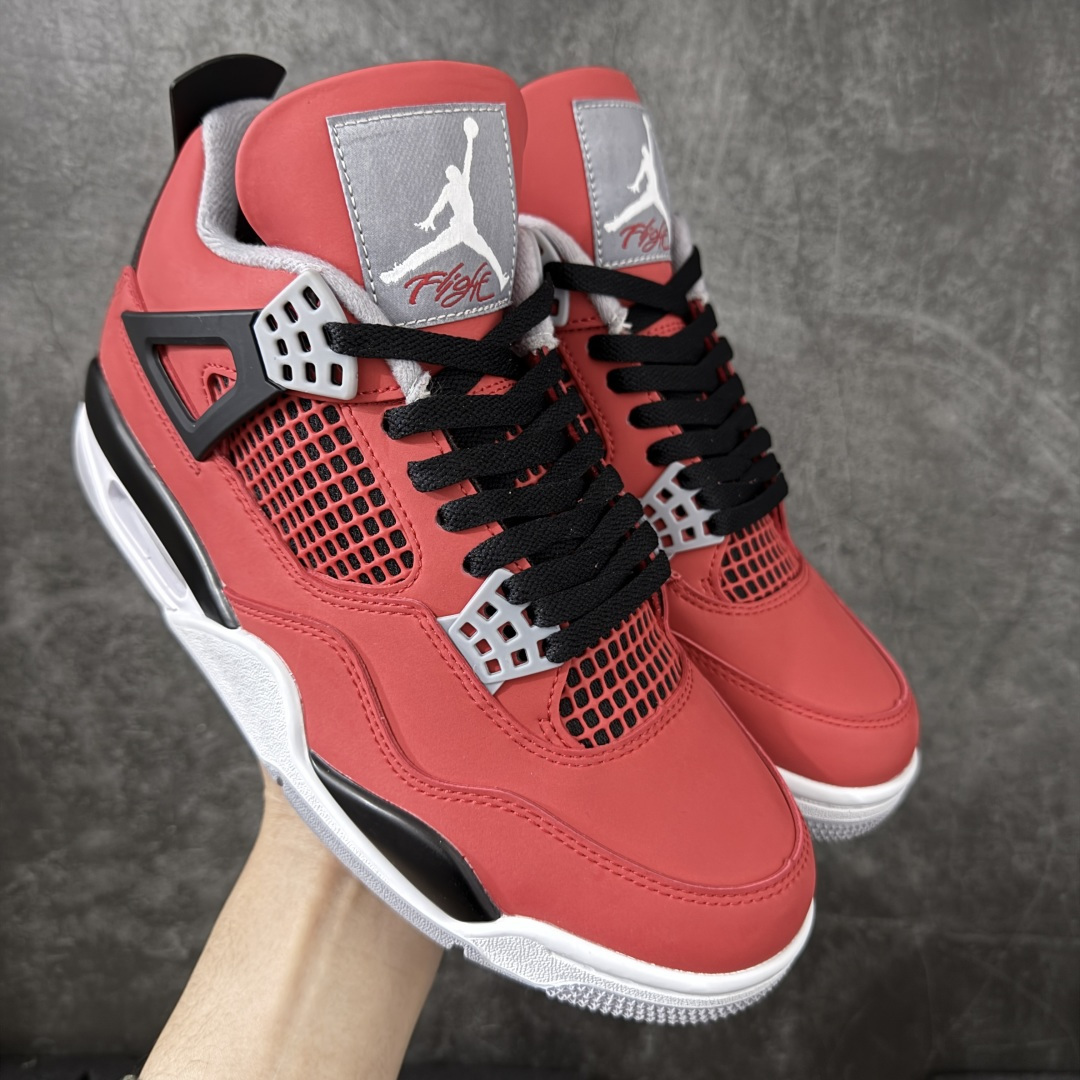 【KZ纯原版】Air Jordan 4 Retro AJ4 2026复刻公牛红黑 FQ8138-600 原汁原味完美呈现四代版型 一比一鞋头弧度高度趴度鞋身弧度 原厂麂皮绒皮料材质 数据细节工艺流程均保持公司一致 细节品控鞋型随意秒杀市面版本 原厂TPU网格鞋带扣 正确内里网布 菱角分明不变形无多余毛边 柔软性质感一致于原鞋 原厂织唛标 原厂飞人电绣工艺 独家绑鞋带手法 印刷中底布 四线拉帮 米色美纹纸贴合固定 进口港宝加持 后跟自然饱满 全鞋荧光划线卡点 追求极致完美 每一双都是工艺品 多重QC质检 超越公司货的品控标准 实实在在的免检产品 尺码：36-48.5-选品中心