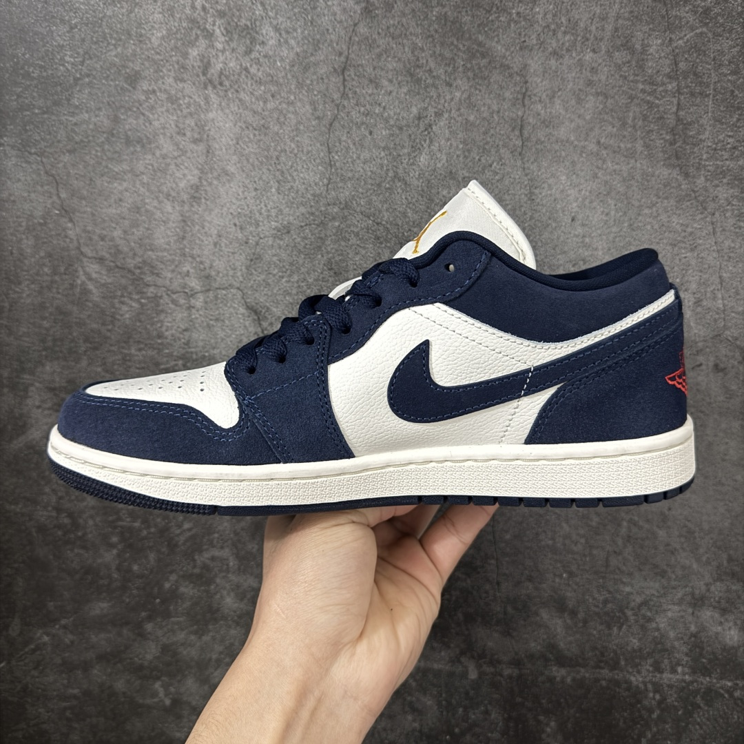 图片[2]-【DT纯原】Air Jordan 1 AJ1 乔一 低帮复古篮球鞋 男女同款 蓝白色 IO7448-400  市面中低帮最具代表性版本没有之一 口碑大厂出品 品控大底版型不断改良更新 全套原纸板楦头开发 确保原汁原味 完美呈现版型 完美零毛边处理 原厂内置全掌气垫 价格定位良心 平台专用代工流水线出品 一眼公司既视感 拿到手的一瞬间就与众不同 碾压市面所有版本 全部原鞋开发 每一个配色都会采购原鞋确认细节 打破市面看图做货无好货之说 尺码：35.5-46-选品中心