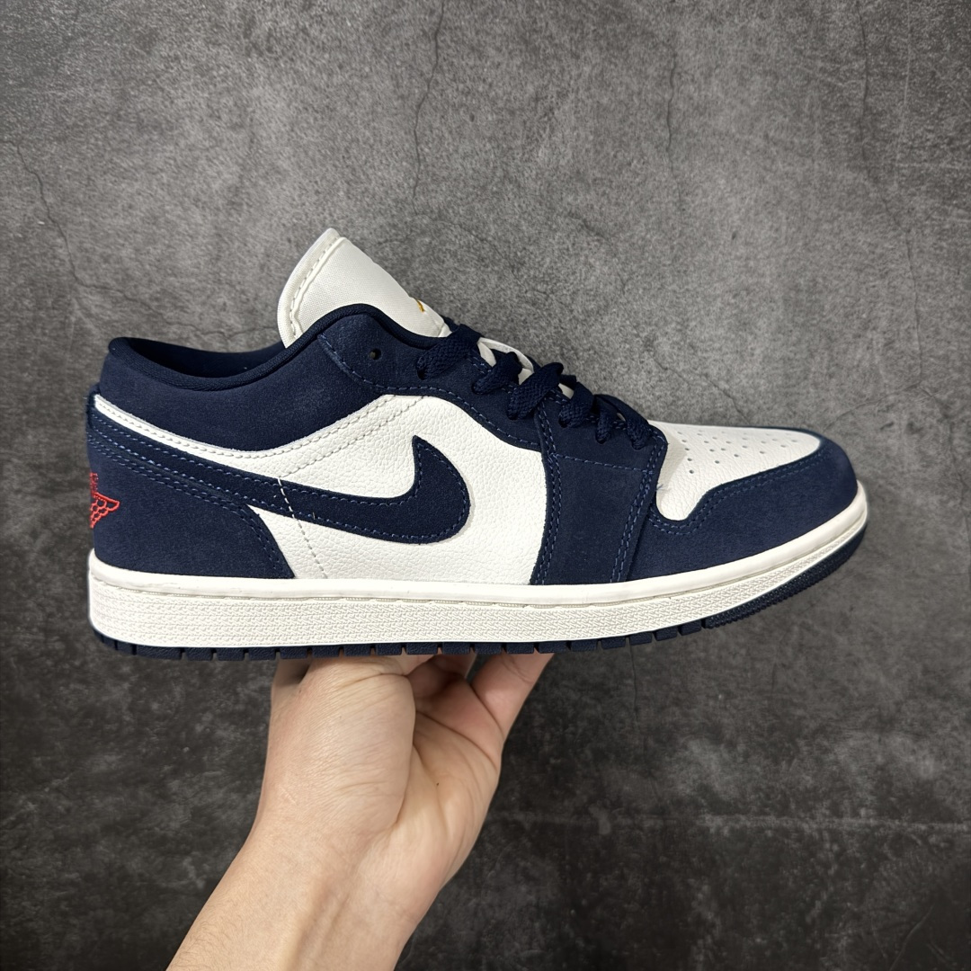 【DT纯原】Air Jordan 1 AJ1 乔一 低帮复古篮球鞋 男女同款 蓝白色 IO7448-400  市面中低帮最具代表性版本没有之一 口碑大厂出品 品控大底版型不断改良更新 全套原纸板楦头开发 确保原汁原味 完美呈现版型 完美零毛边处理 原厂内置全掌气垫 价格定位良心 平台专用代工流水线出品 一眼公司既视感 拿到手的一瞬间就与众不同 碾压市面所有版本 全部原鞋开发 每一个配色都会采购原鞋确认细节 打破市面看图做货无好货之说 尺码：35.5-46-选品中心