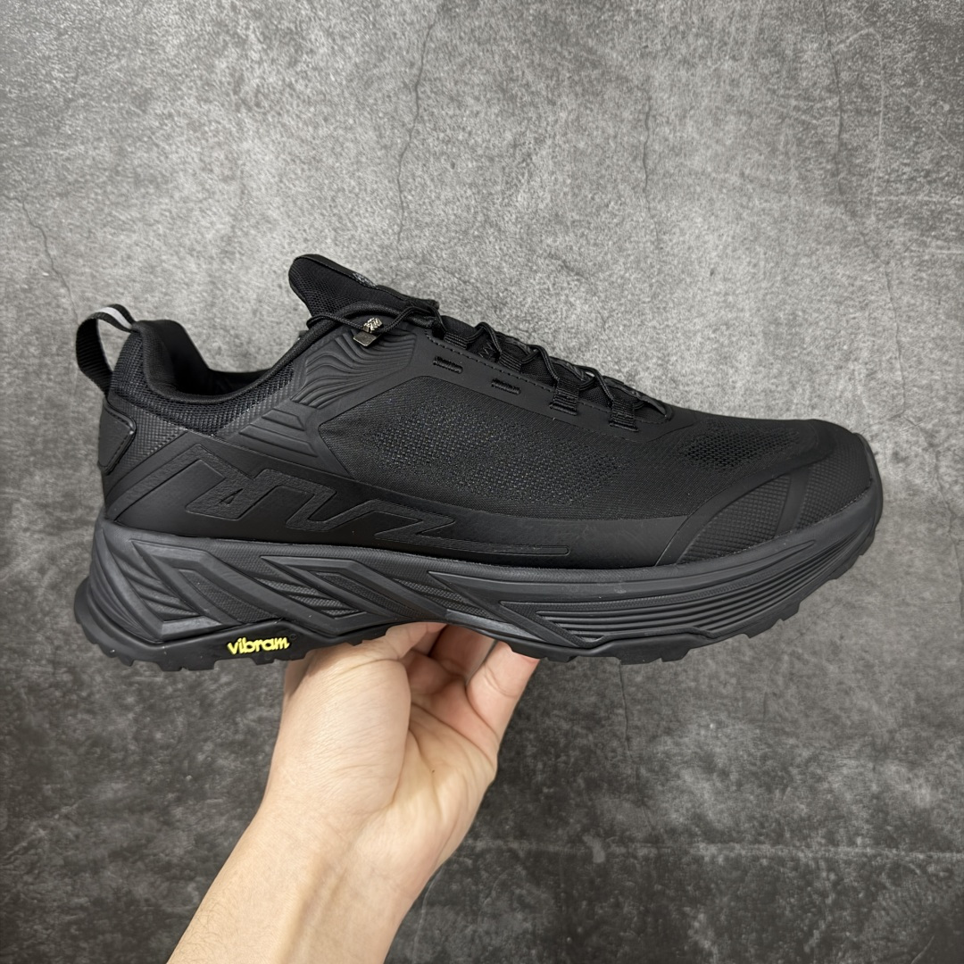 【纯原版】可隆KOLON SPORT Move Alpha 舒适柔软 防水支撑轻便回弹 低帮 徒步鞋 黑色 脚感软到像踩云朵☁️—鞋面柔软贴合脚型，走石子路也不硌脚；防滑V黄金大底纹路深似锯齿，泥地、陡坡都稳稳拿捏，下雨天也不怕打滑。黑色耐脏又百搭，日常穿去上班是低调质感，进山徒步是可靠装备，从城市到山野，一双鞋承包所有 “出走计划” 尺码：39-45-选品中心