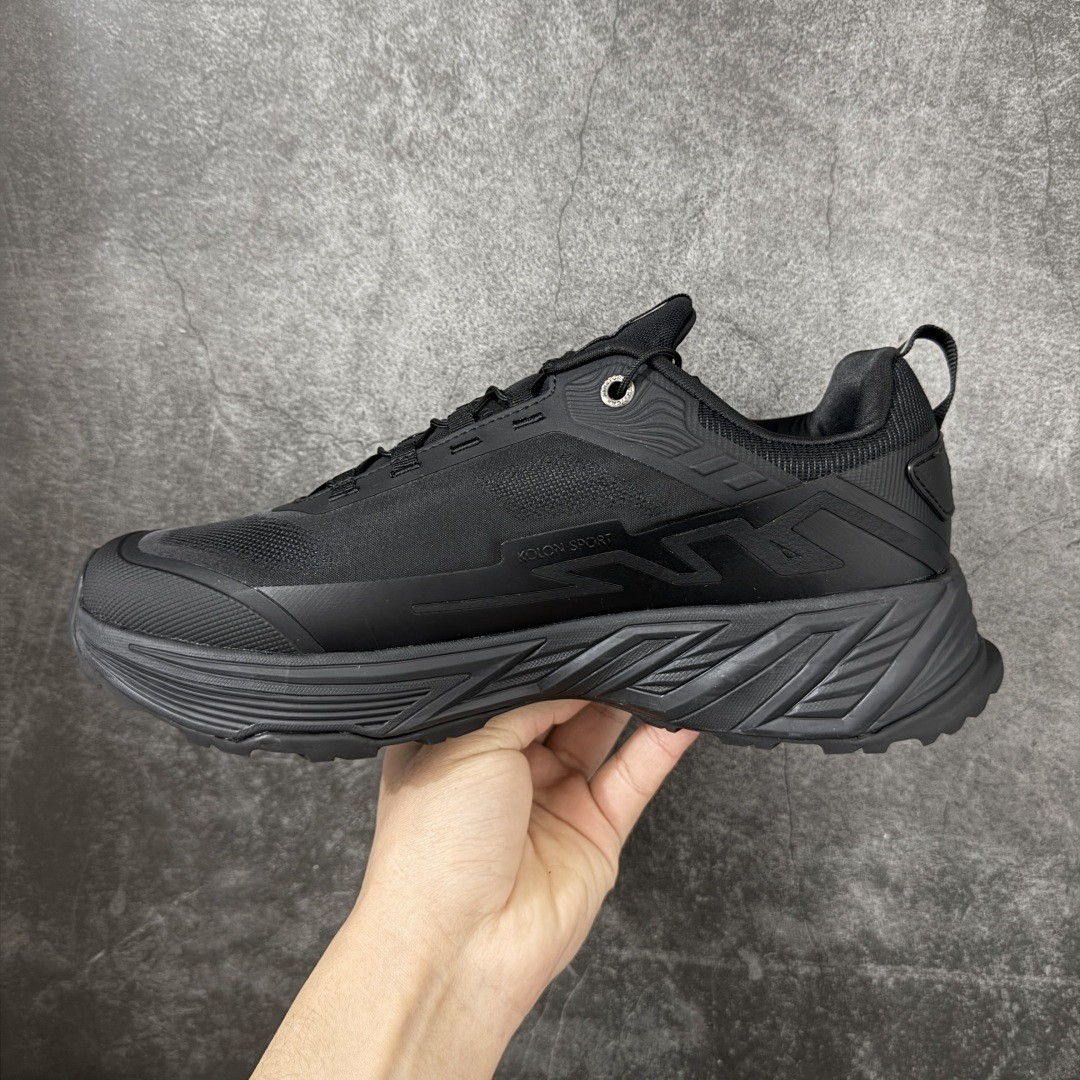 图片[2]-【纯原版】可隆KOLON SPORT Move Alpha 舒适柔软 防水支撑轻便回弹 低帮 徒步鞋 黑色 脚感软到像踩云朵☁️—鞋面柔软贴合脚型，走石子路也不硌脚；防滑V黄金大底纹路深似锯齿，泥地、陡坡都稳稳拿捏，下雨天也不怕打滑。黑色耐脏又百搭，日常穿去上班是低调质感，进山徒步是可靠装备，从城市到山野，一双鞋承包所有 “出走计划” 尺码：39-45-选品中心
