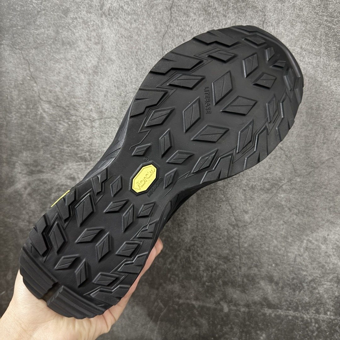 图片[9]-【纯原版】可隆KOLON SPORT Move Alpha 舒适柔软 防水支撑轻便回弹 低帮 徒步鞋 黑色 脚感软到像踩云朵☁️—鞋面柔软贴合脚型，走石子路也不硌脚；防滑V黄金大底纹路深似锯齿，泥地、陡坡都稳稳拿捏，下雨天也不怕打滑。黑色耐脏又百搭，日常穿去上班是低调质感，进山徒步是可靠装备，从城市到山野，一双鞋承包所有 “出走计划” 尺码：39-45-选品中心