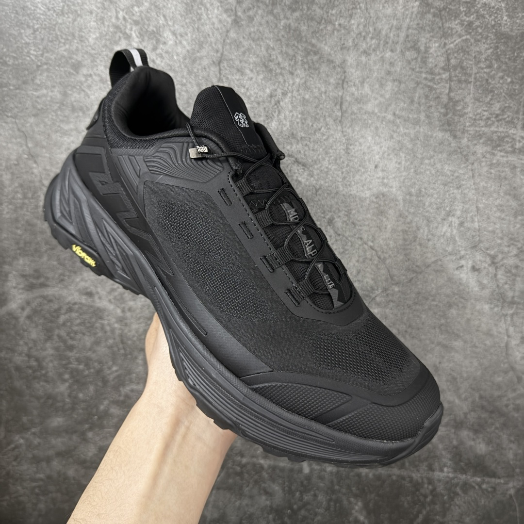 图片[3]-【纯原版】可隆KOLON SPORT Move Alpha 舒适柔软 防水支撑轻便回弹 低帮 徒步鞋 黑色 脚感软到像踩云朵☁️—鞋面柔软贴合脚型，走石子路也不硌脚；防滑V黄金大底纹路深似锯齿，泥地、陡坡都稳稳拿捏，下雨天也不怕打滑。黑色耐脏又百搭，日常穿去上班是低调质感，进山徒步是可靠装备，从城市到山野，一双鞋承包所有 “出走计划” 尺码：39-45-选品中心