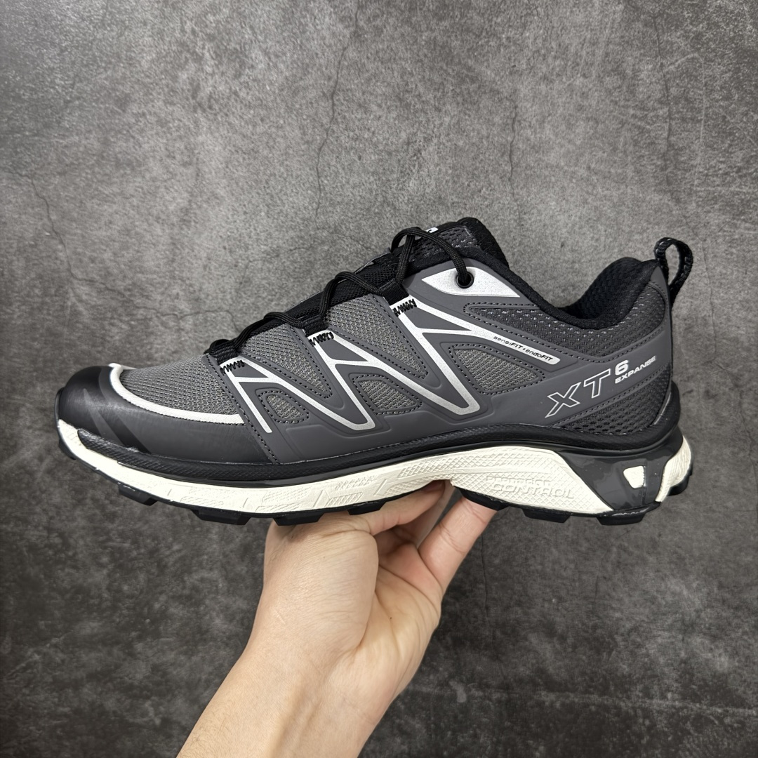 图片[2]-【纯原版】 Salomon XT-6 萨洛蒙复古潮流户外机能登山跑鞋478590 纯原外贸平台特供订单 耗时半年巨作 全套原纸板楦头开发 原厂特供网布配套加持 确保原汁原味 完美呈现版型 原档数据独家私模五层组合大底 原装Ortholite轻量化鞋垫 中底布带钢印编号 原厂TPU锁扣 进口港宝加持 后跟自然饱满 还原公司包裹性 鞋面以“锯齿”状的包裹系统呈现 在基色底之下加入了各种色点缀 将公司的最新技术和时尚前卫的造型融入耐用的长跑款式中 鞋面由 TPU 薄膜制成 并焊接在高耐磨网眼上 使其既时尚又坚固 由 ACS底盘支撑 可增强稳定性和支撑力 以及由橡胶凸耳 Contragrip外底覆盖的 EVA 缓冲中底 旨在应对崎岖的地形 鞋舌上的彩色Salomon 标签、Quicklace 系统以及鞋头、鞋舌和鞋跟上的附加品牌使细节更加完美 让穿着者可以轻松驾驭户外与通勤下的任何运动生活场景 无缝鞋身户外随意纵横 颜值与脚感兼备 出街通勤 绝对非常吸睛 你值得拥有 尺码：36 36.5 37.5 38 38.5 39 40 40.5 41 42 42.5 43 44 44.5 45-选品中心