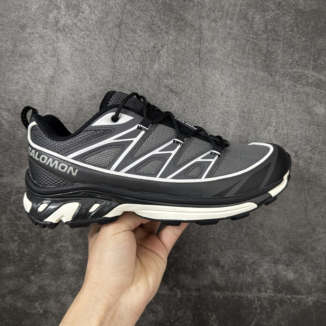 【纯原版】 Salomon XT-6 萨洛蒙复古潮流户外机能登山跑鞋478590 纯原外贸平台特供订单 耗时半年巨作 全套原纸板楦头开发 原厂特供网布配套加持 确保原汁原味 完美呈现版型 原档数据独家私模五层组合大底 原装Ortholite轻量化鞋垫 中底布带钢印编号 原厂TPU锁扣 进口港宝加持 后跟自然饱满 还原公司包裹性 鞋面以“锯齿”状的包裹系统呈现 在基色底之下加入了各种色点缀 将公司的最新技术和时尚前卫的造型融入耐用的长跑款式中 鞋面由 TPU 薄膜制成 并焊接在高耐磨网眼上 使其既时尚又坚固 由 ACS底盘支撑 可增强稳定性和支撑力 以及由橡胶凸耳 Contragrip外底覆盖的 EVA 缓冲中底 旨在应对崎岖的地形 鞋舌上的彩色Salomon 标签、Quicklace 系统以及鞋头、鞋舌和鞋跟上的附加品牌使细节更加完美 让穿着者可以轻松驾驭户外与通勤下的任何运动生活场景 无缝鞋身户外随意纵横 颜值与脚感兼备 出街通勤 绝对非常吸睛 你值得拥有 尺码：36 36.5 37.5 38 38.5 39 40 40.5 41 42 42.5 43 44 44.5 45-选品中心