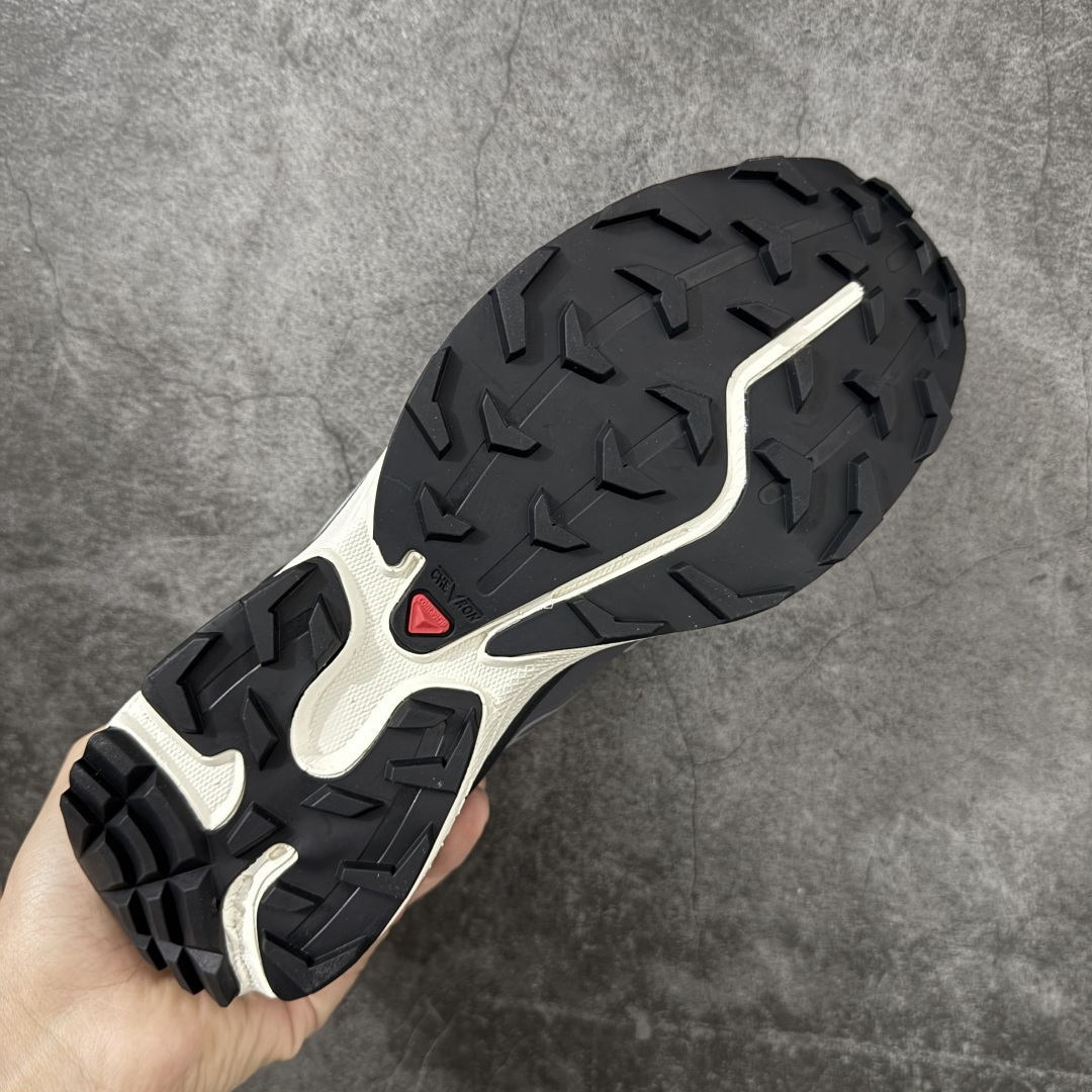 图片[9]-【纯原版】 Salomon XT-6 萨洛蒙复古潮流户外机能登山跑鞋478590 纯原外贸平台特供订单 耗时半年巨作 全套原纸板楦头开发 原厂特供网布配套加持 确保原汁原味 完美呈现版型 原档数据独家私模五层组合大底 原装Ortholite轻量化鞋垫 中底布带钢印编号 原厂TPU锁扣 进口港宝加持 后跟自然饱满 还原公司包裹性 鞋面以“锯齿”状的包裹系统呈现 在基色底之下加入了各种色点缀 将公司的最新技术和时尚前卫的造型融入耐用的长跑款式中 鞋面由 TPU 薄膜制成 并焊接在高耐磨网眼上 使其既时尚又坚固 由 ACS底盘支撑 可增强稳定性和支撑力 以及由橡胶凸耳 Contragrip外底覆盖的 EVA 缓冲中底 旨在应对崎岖的地形 鞋舌上的彩色Salomon 标签、Quicklace 系统以及鞋头、鞋舌和鞋跟上的附加品牌使细节更加完美 让穿着者可以轻松驾驭户外与通勤下的任何运动生活场景 无缝鞋身户外随意纵横 颜值与脚感兼备 出街通勤 绝对非常吸睛 你值得拥有 尺码：36 36.5 37.5 38 38.5 39 40 40.5 41 42 42.5 43 44 44.5 45-选品中心