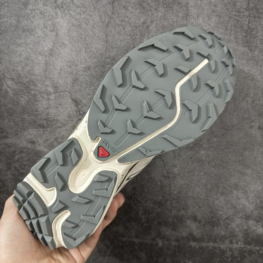 图片[9]-【纯原版】 Salomon XT-6 萨洛蒙复古潮流户外机能登山跑鞋 477947 纯原外贸平台特供订单 耗时半年巨作 全套原纸板楦头开发 原厂特供网布配套加持 确保原汁原味 完美呈现版型 原档数据独家私模五层组合大底 原装Ortholite轻量化鞋垫 中底布带钢印编号 原厂TPU锁扣 进口港宝加持 后跟自然饱满 还原公司包裹性 鞋面以“锯齿”状的包裹系统呈现 在基色底之下加入了各种色点缀 将公司的最新技术和时尚前卫的造型融入耐用的长跑款式中 鞋面由 TPU 薄膜制成 并焊接在高耐磨网眼上 使其既时尚又坚固 由 ACS底盘支撑 可增强稳定性和支撑力 以及由橡胶凸耳 Contragrip外底覆盖的 EVA 缓冲中底 旨在应对崎岖的地形 鞋舌上的彩色Salomon 标签、Quicklace 系统以及鞋头、鞋舌和鞋跟上的附加品牌使细节更加完美 让穿着者可以轻松驾驭户外与通勤下的任何运动生活场景 无缝鞋身户外随意纵横 颜值与脚感兼备 出街通勤 绝对非常吸睛 你值得拥有 尺码：36 36.5 37.5 38 38.5 39 40 40.5 41 42 42.5 43 44 44.5 45-选品中心