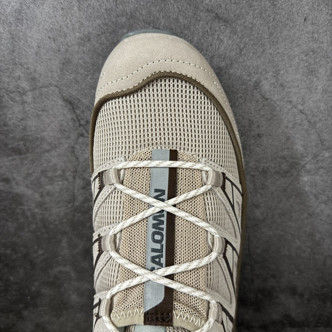 图片[5]-【纯原版】 Salomon XT-6 萨洛蒙复古潮流户外机能登山跑鞋 477947 纯原外贸平台特供订单 耗时半年巨作 全套原纸板楦头开发 原厂特供网布配套加持 确保原汁原味 完美呈现版型 原档数据独家私模五层组合大底 原装Ortholite轻量化鞋垫 中底布带钢印编号 原厂TPU锁扣 进口港宝加持 后跟自然饱满 还原公司包裹性 鞋面以“锯齿”状的包裹系统呈现 在基色底之下加入了各种色点缀 将公司的最新技术和时尚前卫的造型融入耐用的长跑款式中 鞋面由 TPU 薄膜制成 并焊接在高耐磨网眼上 使其既时尚又坚固 由 ACS底盘支撑 可增强稳定性和支撑力 以及由橡胶凸耳 Contragrip外底覆盖的 EVA 缓冲中底 旨在应对崎岖的地形 鞋舌上的彩色Salomon 标签、Quicklace 系统以及鞋头、鞋舌和鞋跟上的附加品牌使细节更加完美 让穿着者可以轻松驾驭户外与通勤下的任何运动生活场景 无缝鞋身户外随意纵横 颜值与脚感兼备 出街通勤 绝对非常吸睛 你值得拥有 尺码：36 36.5 37.5 38 38.5 39 40 40.5 41 42 42.5 43 44 44.5 45-选品中心