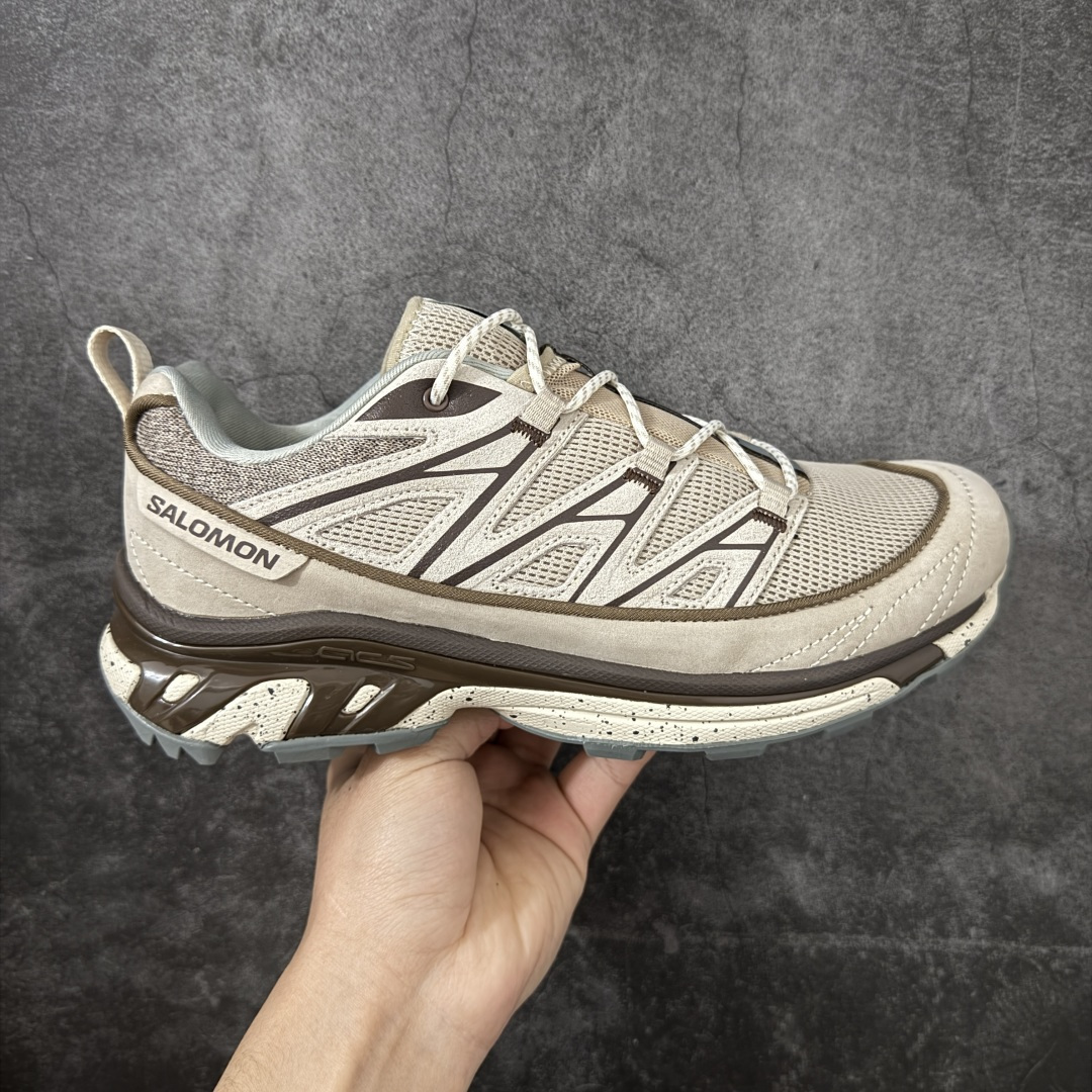 【纯原版】 Salomon XT-6 萨洛蒙复古潮流户外机能登山跑鞋 477947 纯原外贸平台特供订单 耗时半年巨作 全套原纸板楦头开发 原厂特供网布配套加持 确保原汁原味 完美呈现版型 原档数据独家私模五层组合大底 原装Ortholite轻量化鞋垫 中底布带钢印编号 原厂TPU锁扣 进口港宝加持 后跟自然饱满 还原公司包裹性 鞋面以“锯齿”状的包裹系统呈现 在基色底之下加入了各种色点缀 将公司的最新技术和时尚前卫的造型融入耐用的长跑款式中 鞋面由 TPU 薄膜制成 并焊接在高耐磨网眼上 使其既时尚又坚固 由 ACS底盘支撑 可增强稳定性和支撑力 以及由橡胶凸耳 Contragrip外底覆盖的 EVA 缓冲中底 旨在应对崎岖的地形 鞋舌上的彩色Salomon 标签、Quicklace 系统以及鞋头、鞋舌和鞋跟上的附加品牌使细节更加完美 让穿着者可以轻松驾驭户外与通勤下的任何运动生活场景 无缝鞋身户外随意纵横 颜值与脚感兼备 出街通勤 绝对非常吸睛 你值得拥有 尺码：36 36.5 37.5 38 38.5 39 40 40.5 41 42 42.5 43 44 44.5 45-选品中心