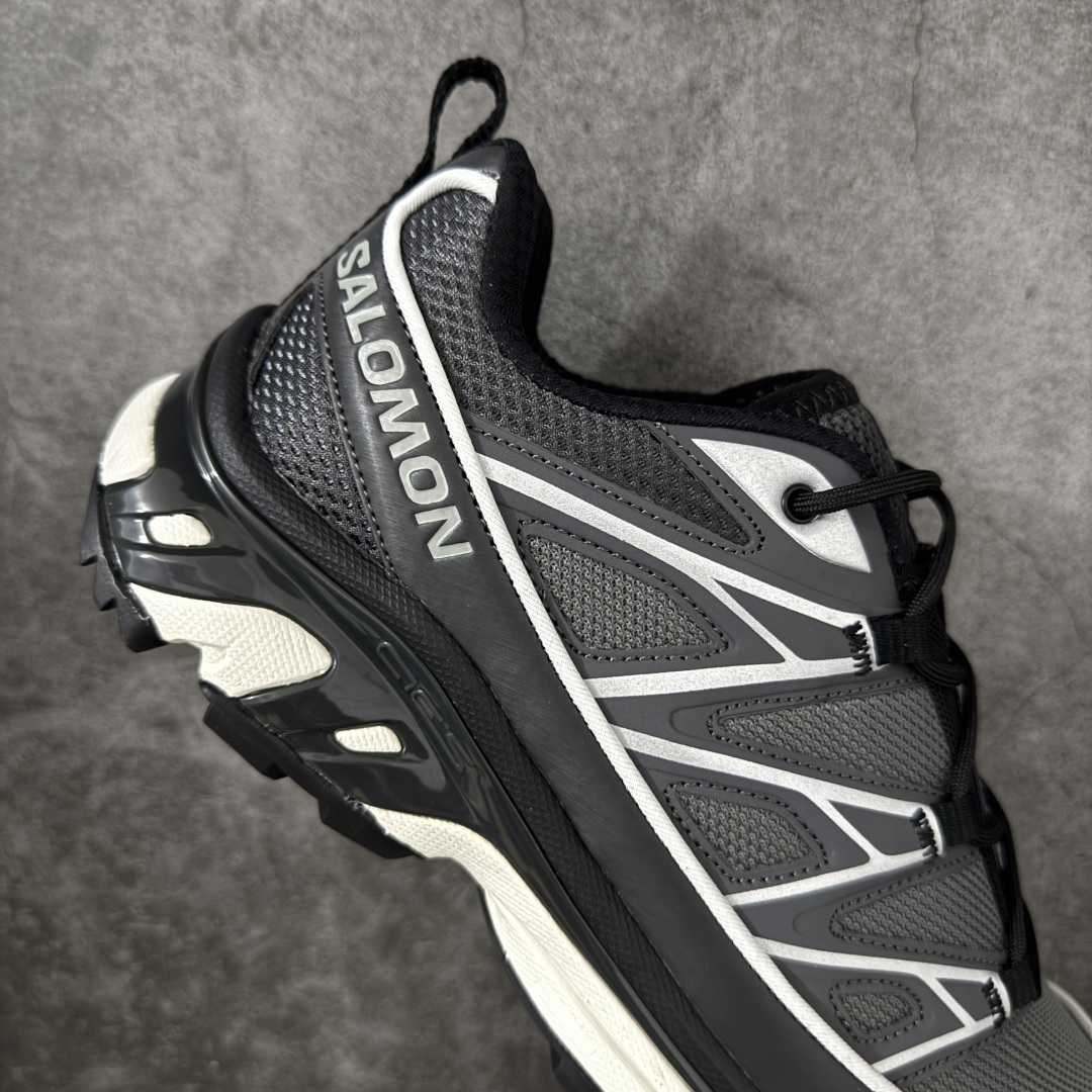 图片[7]-【纯原版】 Salomon XT-6 萨洛蒙复古潮流户外机能登山跑鞋478590 纯原外贸平台特供订单 耗时半年巨作 全套原纸板楦头开发 原厂特供网布配套加持 确保原汁原味 完美呈现版型 原档数据独家私模五层组合大底 原装Ortholite轻量化鞋垫 中底布带钢印编号 原厂TPU锁扣 进口港宝加持 后跟自然饱满 还原公司包裹性 鞋面以“锯齿”状的包裹系统呈现 在基色底之下加入了各种色点缀 将公司的最新技术和时尚前卫的造型融入耐用的长跑款式中 鞋面由 TPU 薄膜制成 并焊接在高耐磨网眼上 使其既时尚又坚固 由 ACS底盘支撑 可增强稳定性和支撑力 以及由橡胶凸耳 Contragrip外底覆盖的 EVA 缓冲中底 旨在应对崎岖的地形 鞋舌上的彩色Salomon 标签、Quicklace 系统以及鞋头、鞋舌和鞋跟上的附加品牌使细节更加完美 让穿着者可以轻松驾驭户外与通勤下的任何运动生活场景 无缝鞋身户外随意纵横 颜值与脚感兼备 出街通勤 绝对非常吸睛 你值得拥有 尺码：36 36.5 37.5 38 38.5 39 40 40.5 41 42 42.5 43 44 44.5 45-选品中心