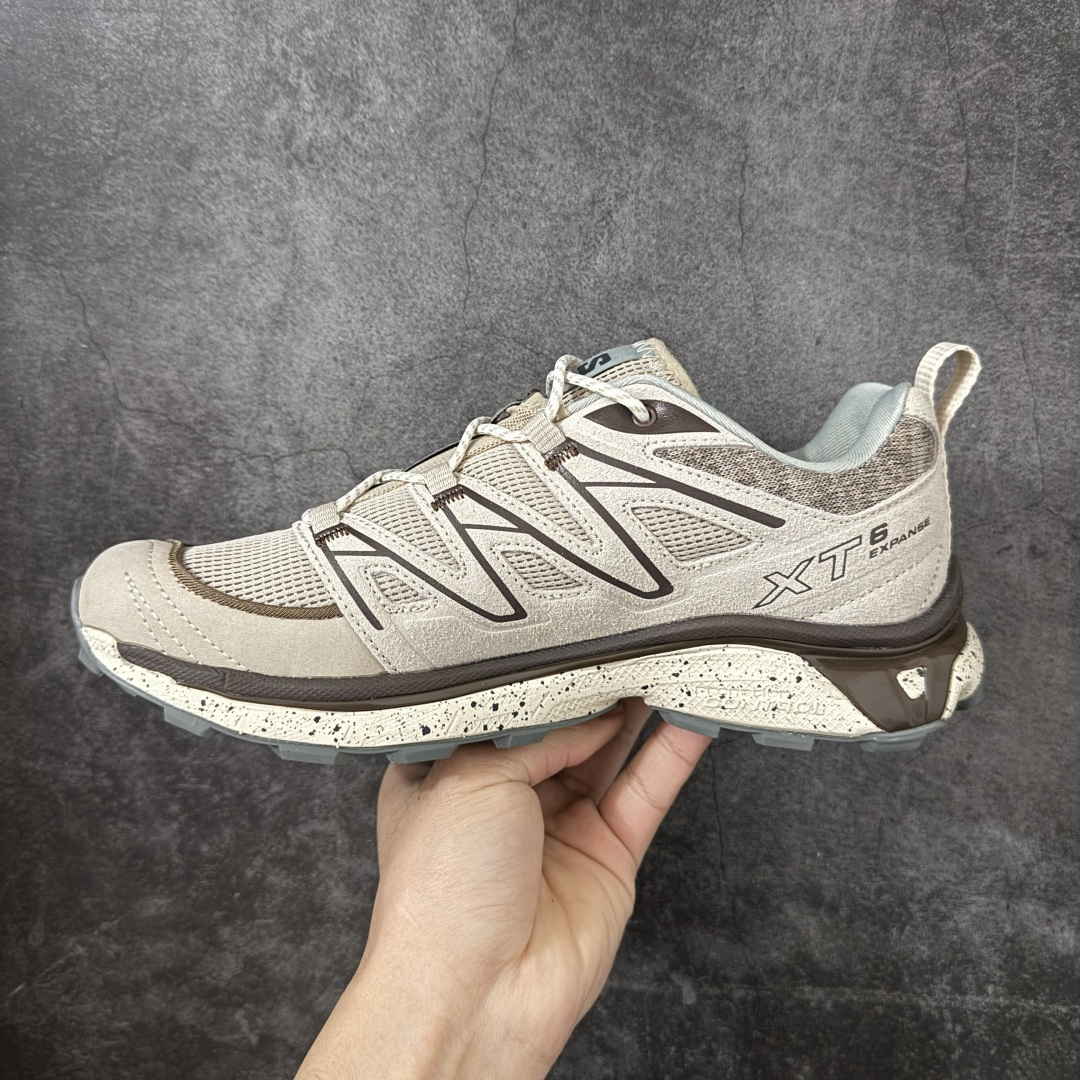 图片[2]-【纯原版】 Salomon XT-6 萨洛蒙复古潮流户外机能登山跑鞋 477947 纯原外贸平台特供订单 耗时半年巨作 全套原纸板楦头开发 原厂特供网布配套加持 确保原汁原味 完美呈现版型 原档数据独家私模五层组合大底 原装Ortholite轻量化鞋垫 中底布带钢印编号 原厂TPU锁扣 进口港宝加持 后跟自然饱满 还原公司包裹性 鞋面以“锯齿”状的包裹系统呈现 在基色底之下加入了各种色点缀 将公司的最新技术和时尚前卫的造型融入耐用的长跑款式中 鞋面由 TPU 薄膜制成 并焊接在高耐磨网眼上 使其既时尚又坚固 由 ACS底盘支撑 可增强稳定性和支撑力 以及由橡胶凸耳 Contragrip外底覆盖的 EVA 缓冲中底 旨在应对崎岖的地形 鞋舌上的彩色Salomon 标签、Quicklace 系统以及鞋头、鞋舌和鞋跟上的附加品牌使细节更加完美 让穿着者可以轻松驾驭户外与通勤下的任何运动生活场景 无缝鞋身户外随意纵横 颜值与脚感兼备 出街通勤 绝对非常吸睛 你值得拥有 尺码：36 36.5 37.5 38 38.5 39 40 40.5 41 42 42.5 43 44 44.5 45-选品中心