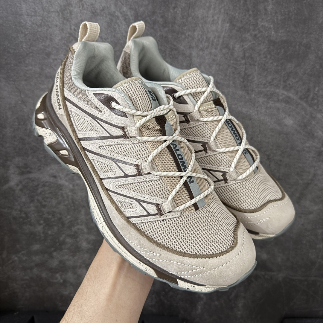 【纯原版】 Salomon XT-6 萨洛蒙复古潮流户外机能登山跑鞋 477947 纯原外贸平台特供订单 耗时半年巨作 全套原纸板楦头开发 原厂特供网布配套加持 确保原汁原味 完美呈现版型 原档数据独家私模五层组合大底 原装Ortholite轻量化鞋垫 中底布带钢印编号 原厂TPU锁扣 进口港宝加持 后跟自然饱满 还原公司包裹性 鞋面以“锯齿”状的包裹系统呈现 在基色底之下加入了各种色点缀 将公司的最新技术和时尚前卫的造型融入耐用的长跑款式中 鞋面由 TPU 薄膜制成 并焊接在高耐磨网眼上 使其既时尚又坚固 由 ACS底盘支撑 可增强稳定性和支撑力 以及由橡胶凸耳 Contragrip外底覆盖的 EVA 缓冲中底 旨在应对崎岖的地形 鞋舌上的彩色Salomon 标签、Quicklace 系统以及鞋头、鞋舌和鞋跟上的附加品牌使细节更加完美 让穿着者可以轻松驾驭户外与通勤下的任何运动生活场景 无缝鞋身户外随意纵横 颜值与脚感兼备 出街通勤 绝对非常吸睛 你值得拥有 尺码：36 36.5 37.5 38 38.5 39 40 40.5 41 42 42.5 43 44 44.5 45-选品中心