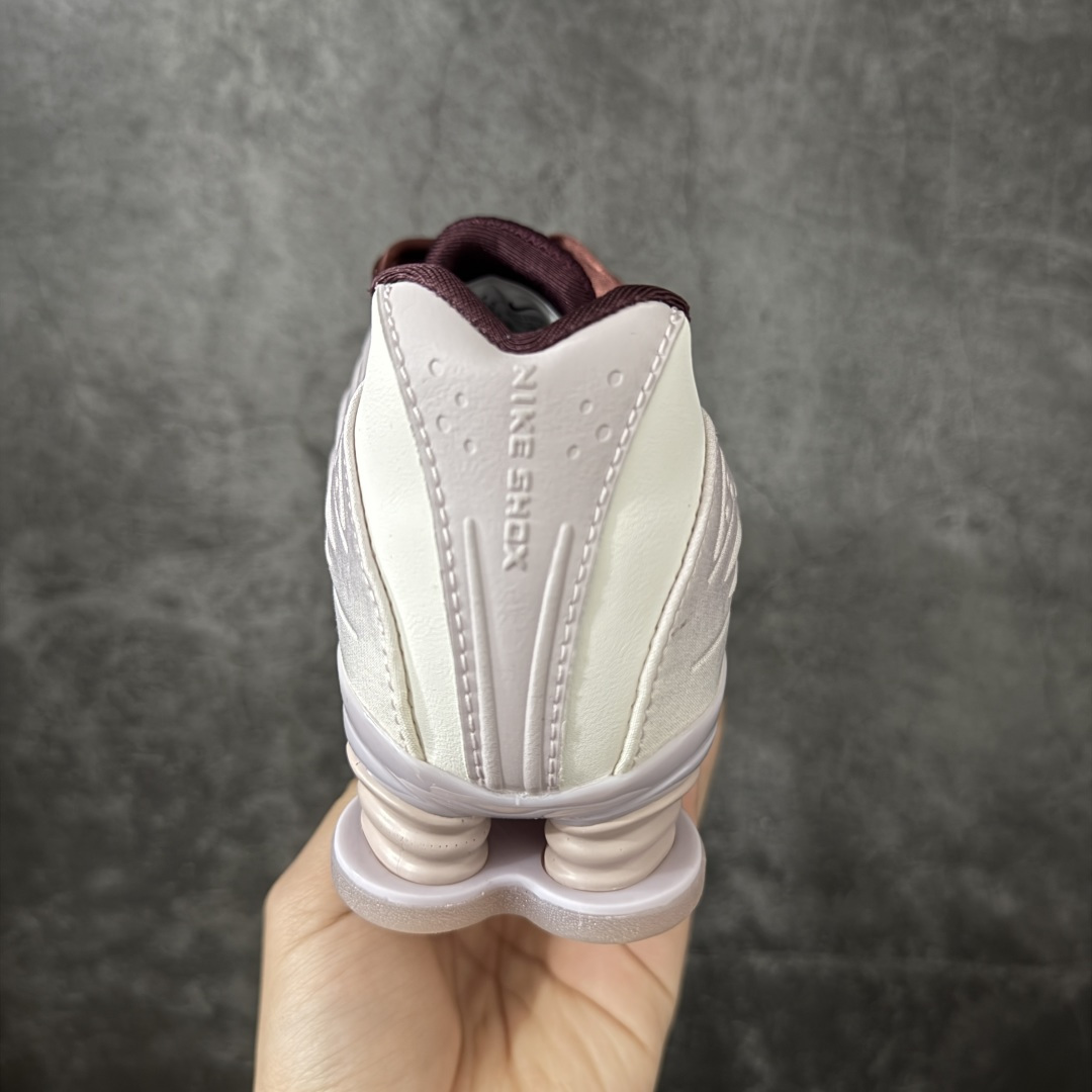 图片[4]-【外贸版】Nike SHOX Z 后掌气柱先锋机能风跑鞋 IQ3364-627 Nike Shox Z搭载了Nike标志性的Shox缓震科技 后跟的气柱能有效吸收冲击能量提供良好的缓震效果 采用轻盈透气的材质制作鞋面能确保脚部保持干爽舒适 贴合脚部曲线 带来舒适的包裹感 “猫跟”设计不仅提升了时尚感 还增强了穿着时的稳定性 使脚部在行走或运动过程中能保持平衡 尺码： 36 36.5 37.5 38 38.5 39 40 40.5 41-选品中心