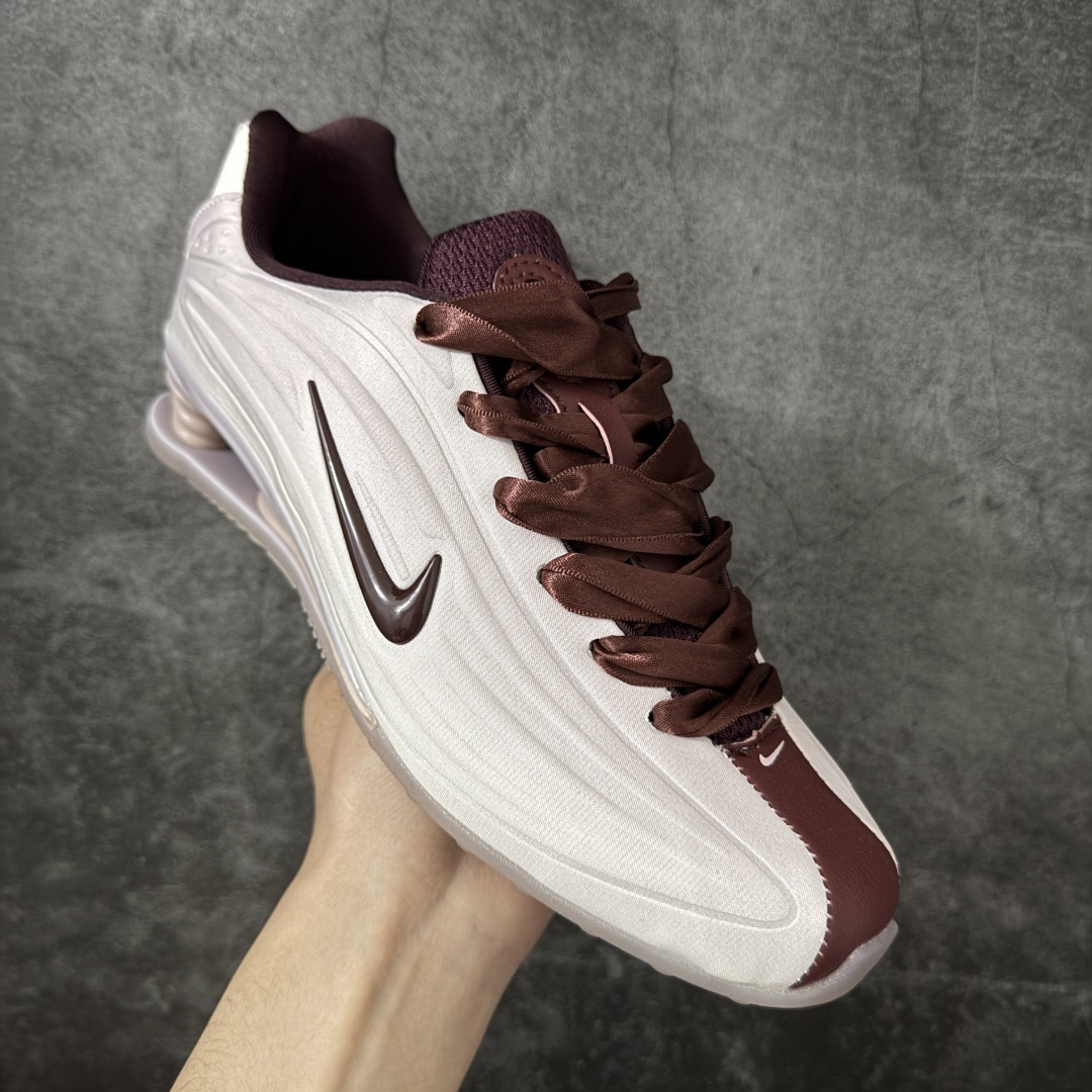 图片[3]-【外贸版】Nike SHOX Z 后掌气柱先锋机能风跑鞋 IQ3364-627 Nike Shox Z搭载了Nike标志性的Shox缓震科技 后跟的气柱能有效吸收冲击能量提供良好的缓震效果 采用轻盈透气的材质制作鞋面能确保脚部保持干爽舒适 贴合脚部曲线 带来舒适的包裹感 “猫跟”设计不仅提升了时尚感 还增强了穿着时的稳定性 使脚部在行走或运动过程中能保持平衡 尺码： 36 36.5 37.5 38 38.5 39 40 40.5 41-选品中心